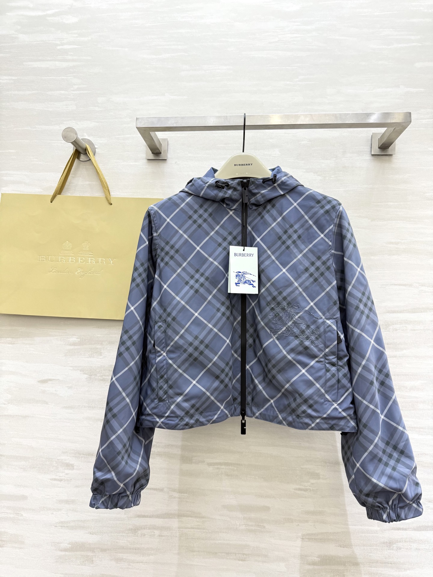 NO:468692,#Burberr early autumn new style, hooded short windbreaker jacket with both front and back, high quality customization, spot sizeS/M/L/XL/XXL (size size 46 shoulder width, bust 110, length 52), burberry, jackets & coats,hats,alexander wang19860909#Burberr早秋新款 正反两穿连帽短款风衣外套 高品质定制 现货首发sizeS/M/L/XL/XXL（s码肩宽46,胸围110,衣长52）,,burberry,jackets & coats,hats,alexander wang,Women's clothing