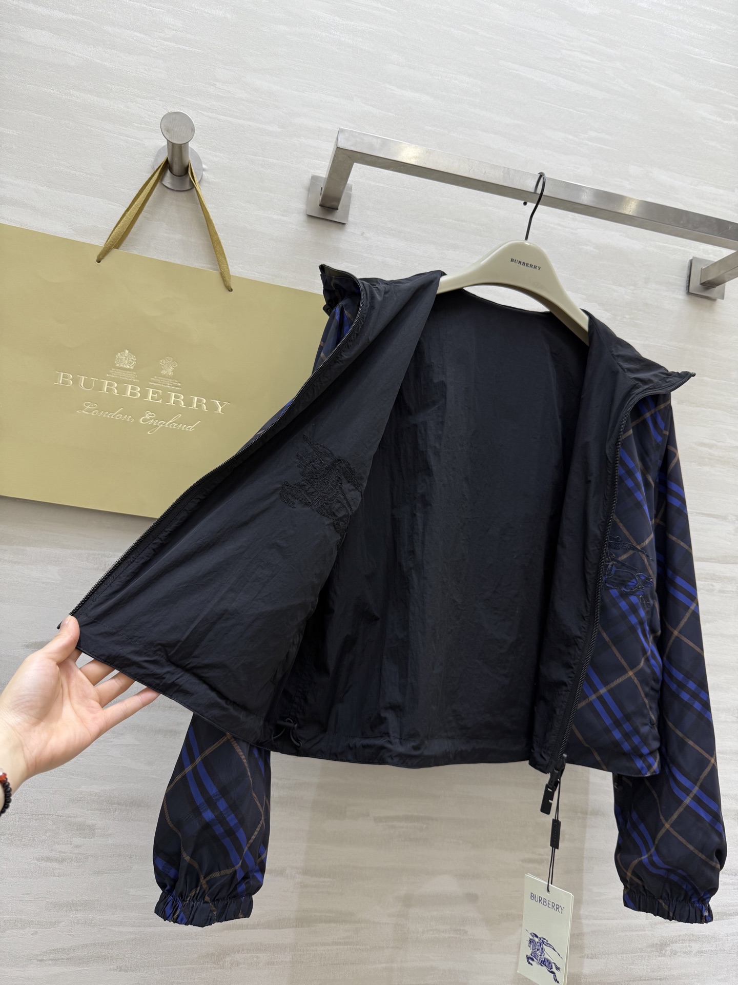 #Burberr♡²⁵早秋新款 正反两穿连帽短款风衣外套 高品质定制 现货首发size：S/M/L/XL