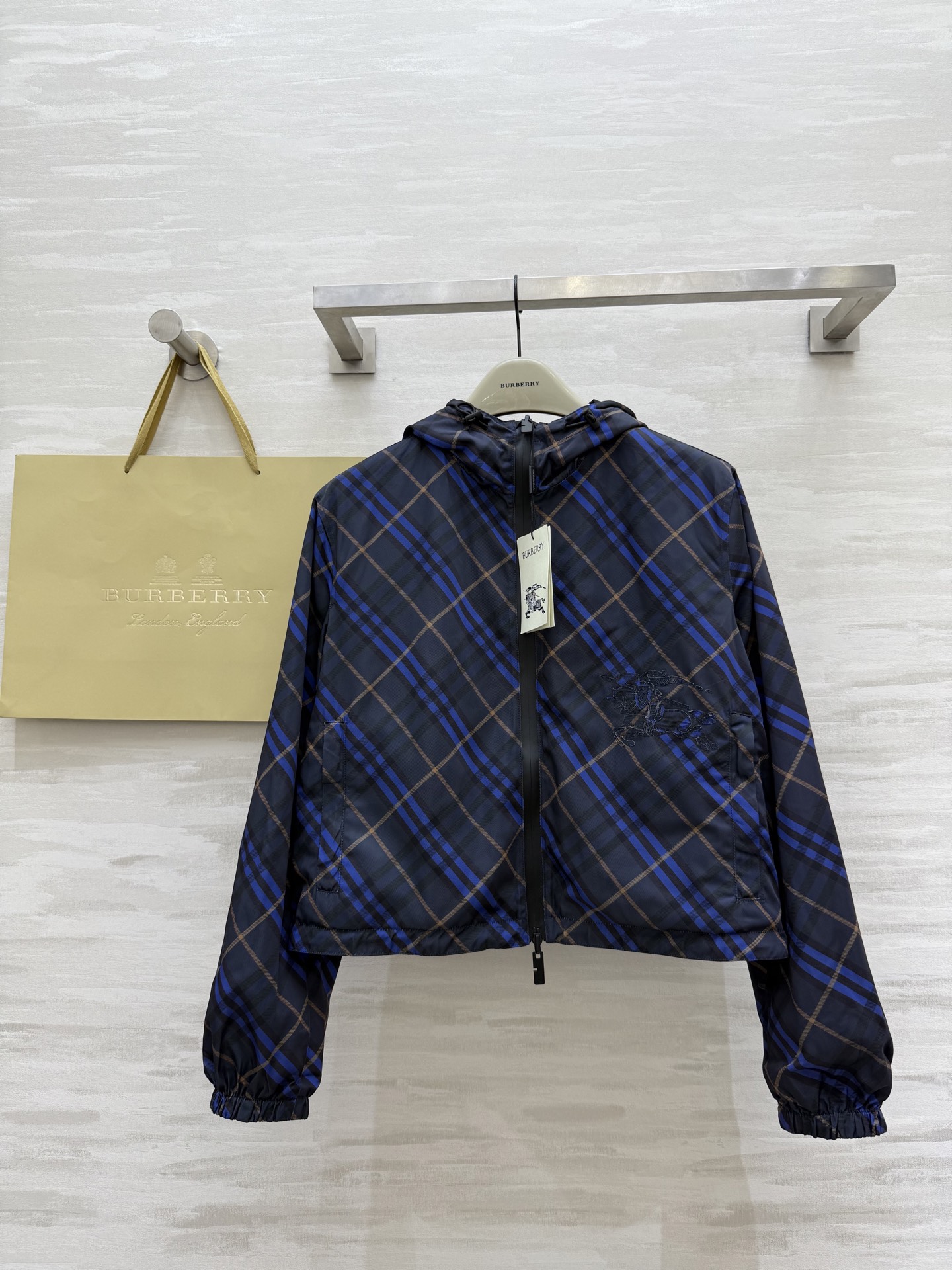 NO:468703,#Burberr early autumn new style, hooded short windbreaker jacket with both front and back, high quality customization, spot sizeS/M/L/XL/XXL (size size 46 shoulder width, bust 110, length 52), burberry, jackets & coats,hats,alexander wang19860909#Burberr早秋新款 正反两穿连帽短款风衣外套 高品质定制 现货首发sizeS/M/L/XL/XXL（s码肩宽46,胸围110,衣长52）,,burberry,jackets & coats,hats,alexander wang,Women's clothing