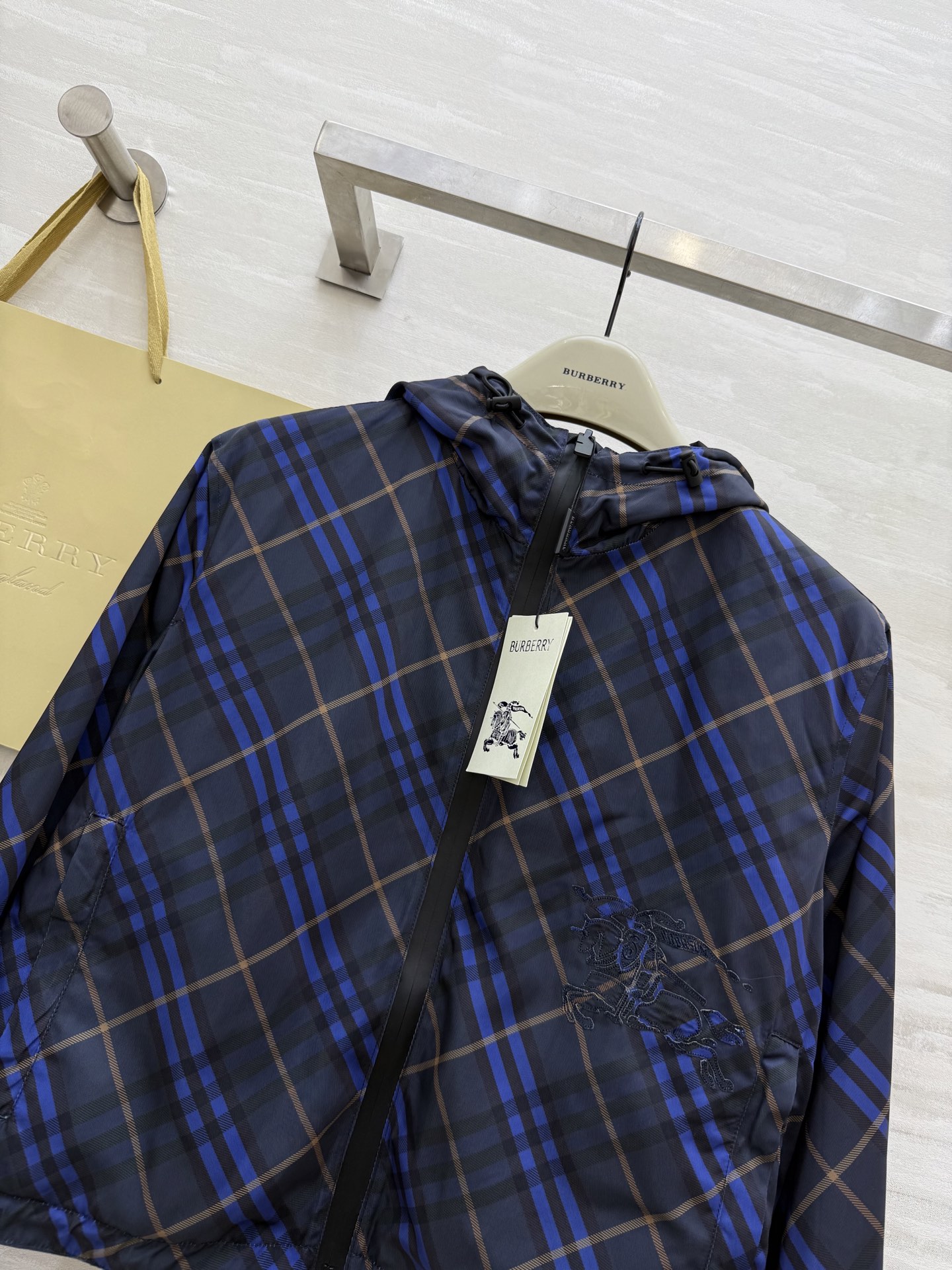 #Burberr♡²⁵早秋新款 正反两穿连帽短款风衣外套 高品质定制 现货首发size：S/M/L/XL