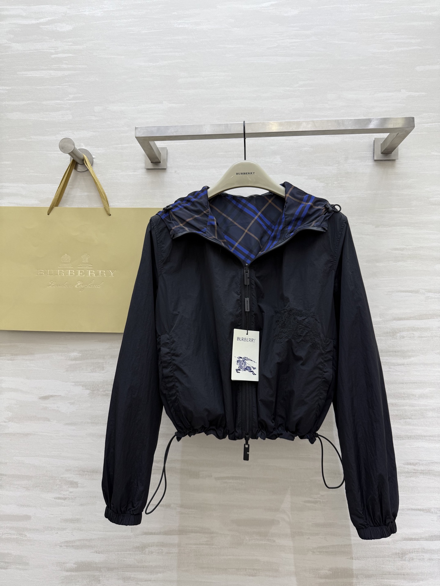 #Burberr♡²⁵早秋新款 正反两穿连帽短款风衣外套 高品质定制 现货首发size：S/M/L/XL