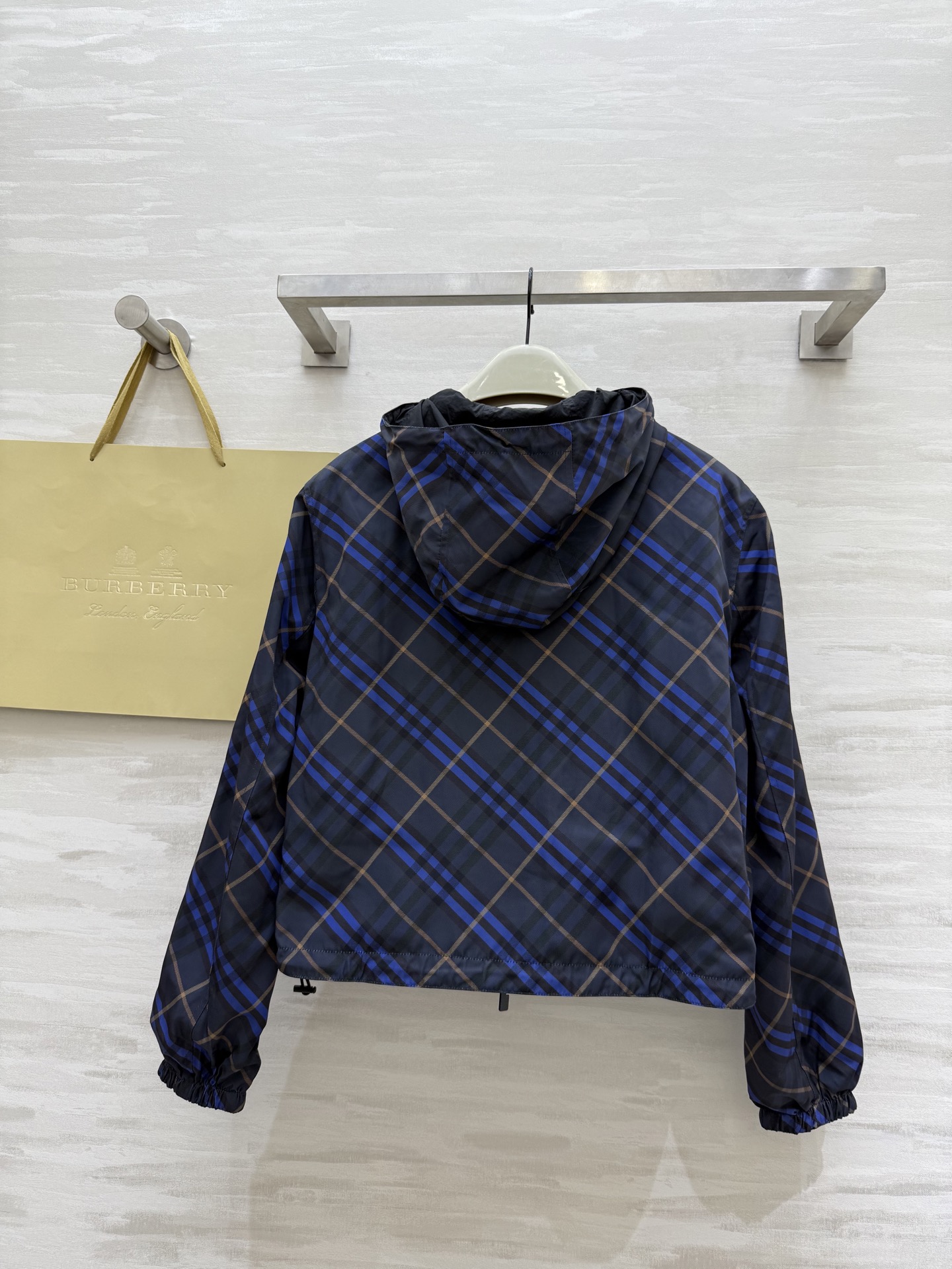 #Burberr♡²⁵早秋新款 正反两穿连帽短款风衣外套 高品质定制 现货首发size：S/M/L/XL