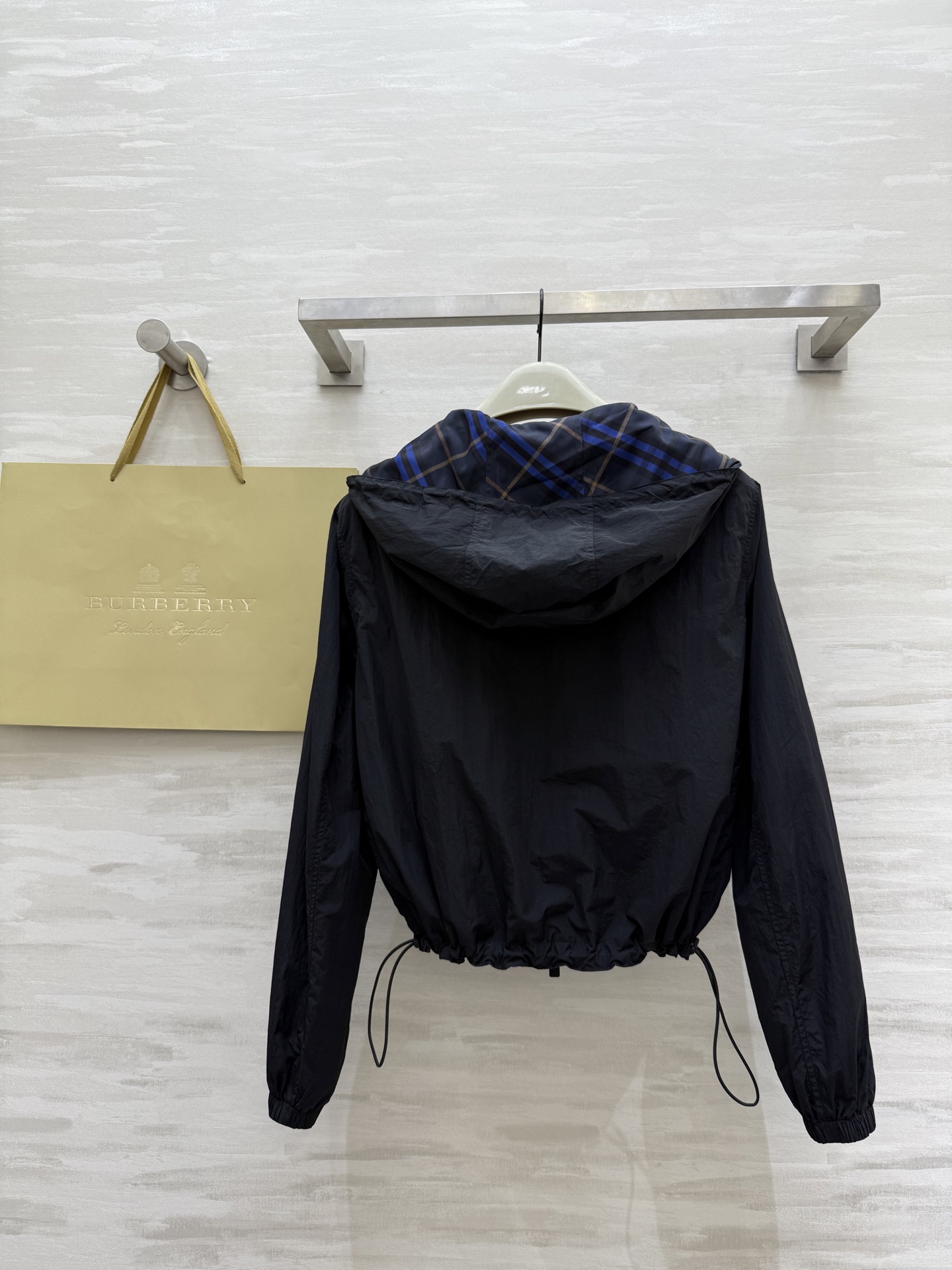 #Burberr♡²⁵早秋新款 正反两穿连帽短款风衣外套 高品质定制 现货首发size：S/M/L/XL