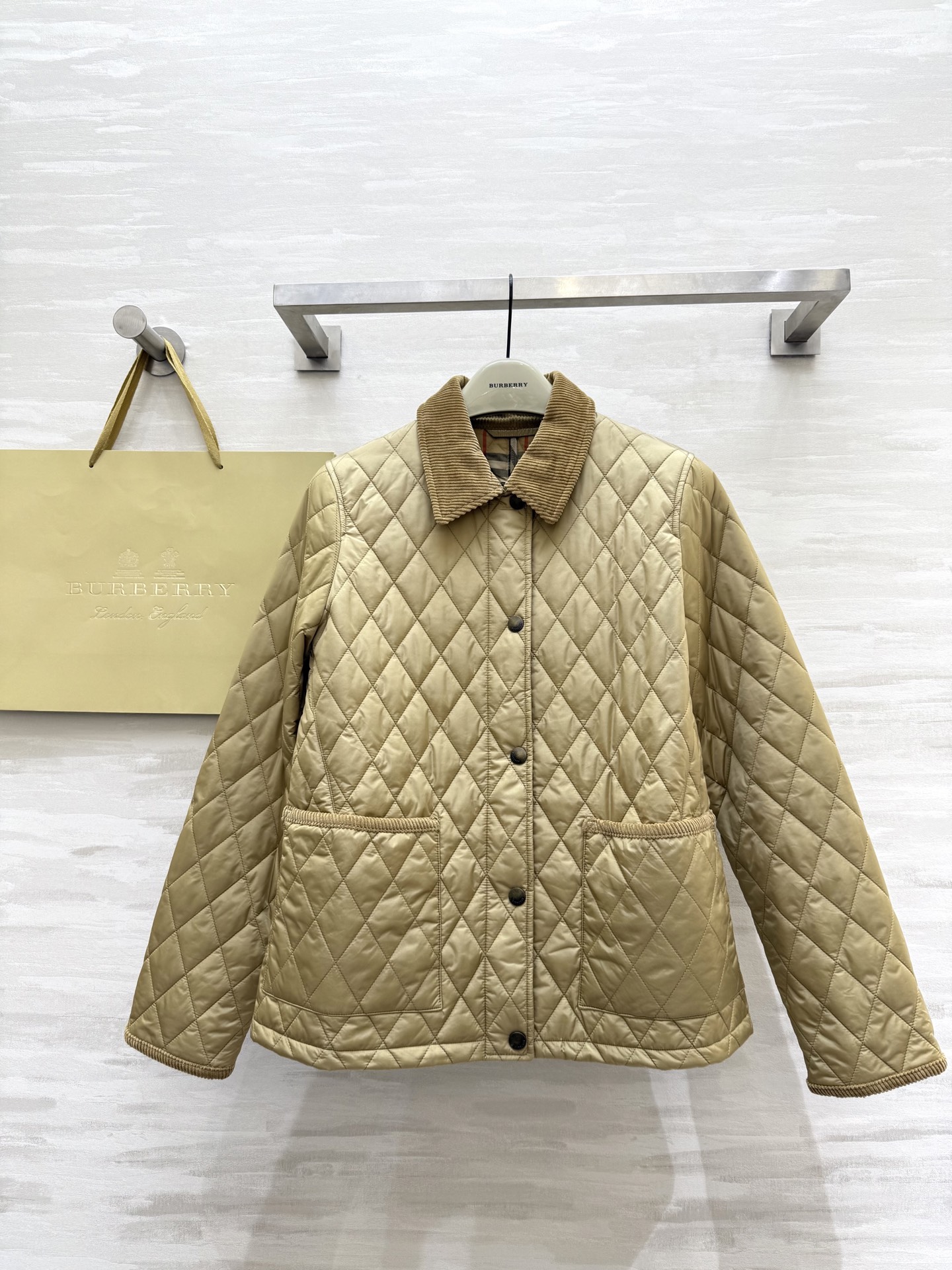NO:468715,#Burberr new Autumn and Winter diamond cotton jacket, high quality customization, spot first-time sizeS/M/L/XL/XXL (size s shoulder width 37, bust 92, 64) 6, burberry, alexander wang19860909#Burberr秋冬新款菱格棉服 高品质定制 现货首发sizeS/M/L/XL/XXL（s码肩宽37,胸围92,衣长64）6,,burberry,alexander wang,Women's clothing
