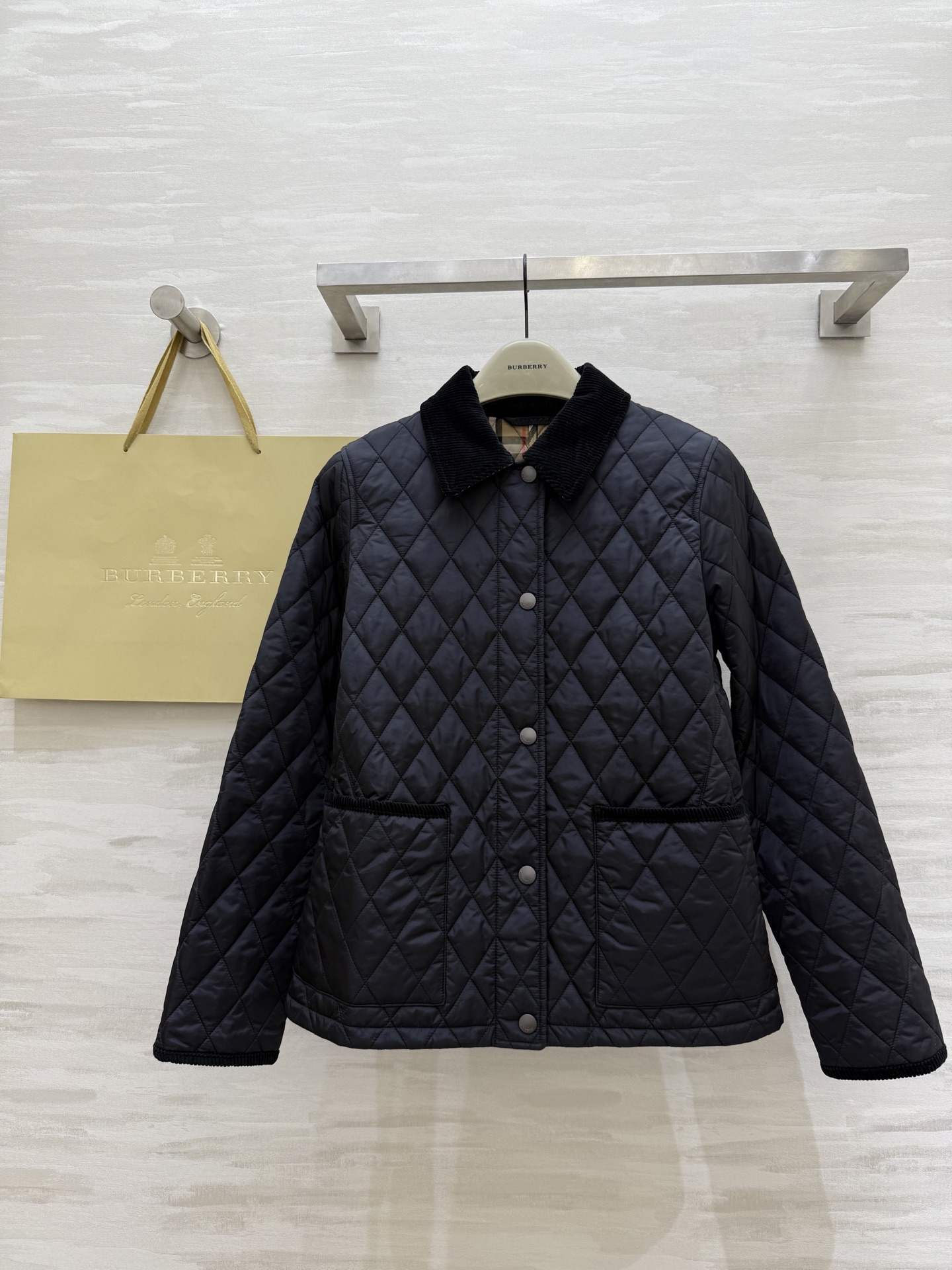 NO:468631,#Burberr new Autumn and Winter diamond cotton jacket, high-quality customization, spot first-time sizeS/M/L/XL/XXL (size s shoulder width 37, bust 92, length 64), burberry, alexander wang19860909#Burberr秋冬新款菱格棉服 高品质定制 现货首发sizeS/M/L/XL/XXL（s码肩宽37,胸围92,衣长64）,,burberry,alexander wang,Women's clothing