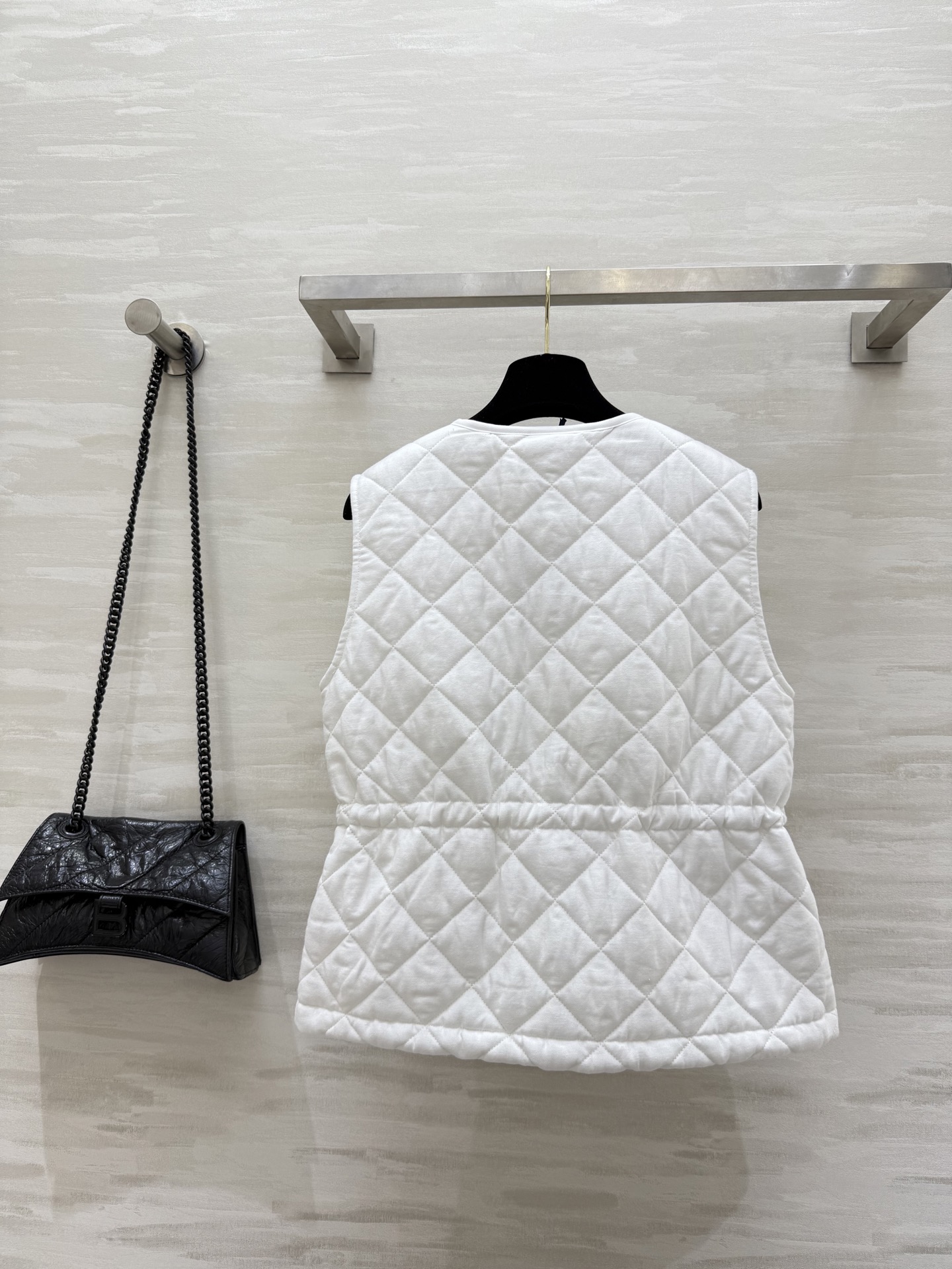 #Moncle♡²⁵秋冬新款 菱形绗缝夹棉无袖马甲 最新定制亚麻面料 进口机压线格工艺对格立体剪裁 经典