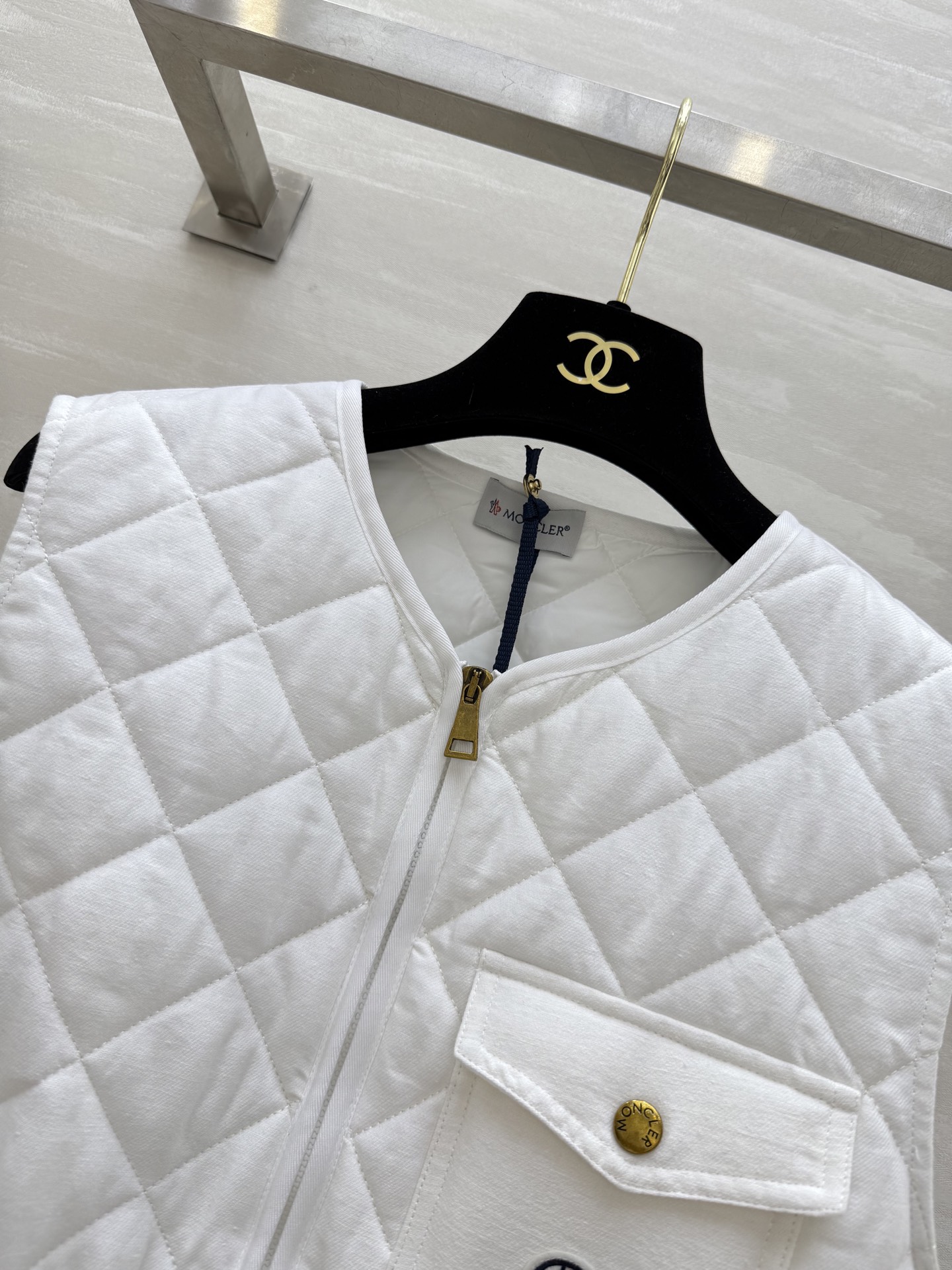 #Moncle♡²⁵秋冬新款 菱形绗缝夹棉无袖马甲 最新定制亚麻面料 进口机压线格工艺对格立体剪裁 经典