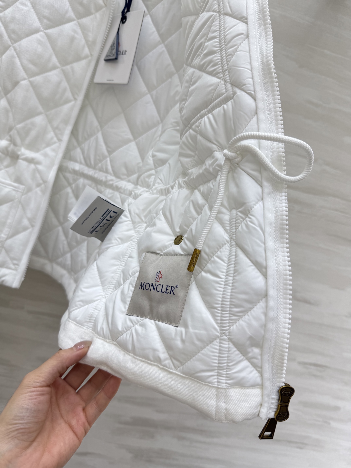 #Moncle♡²⁵秋冬新款 菱形绗缝夹棉无袖马甲 最新定制亚麻面料 进口机压线格工艺对格立体剪裁 经典