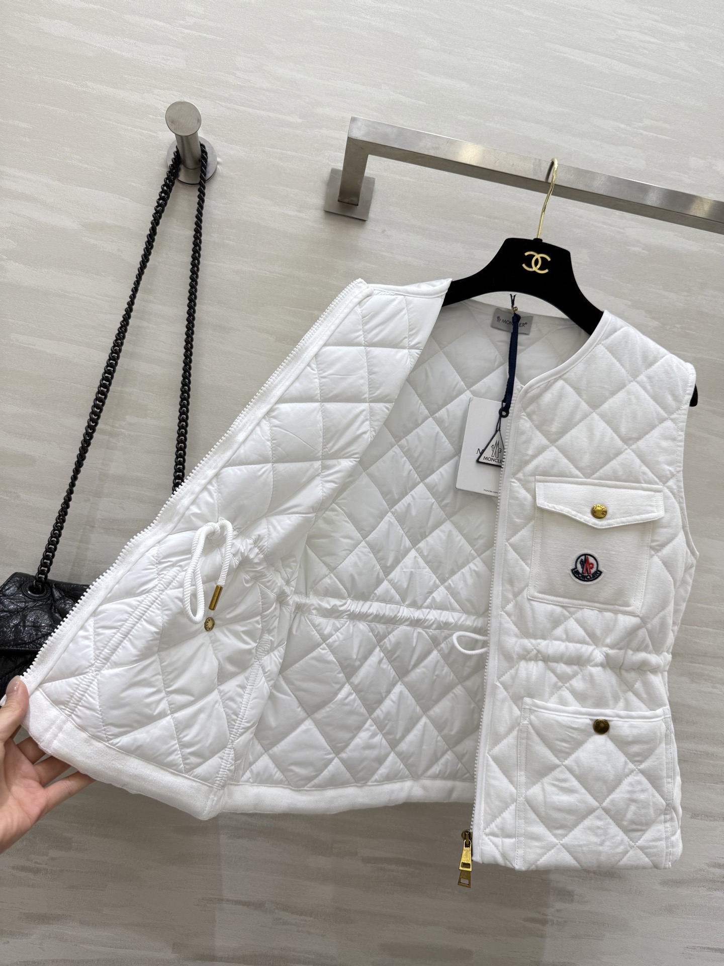 #Moncle♡²⁵秋冬新款 菱形绗缝夹棉无袖马甲 最新定制亚麻面料 进口机压线格工艺对格立体剪裁 经典