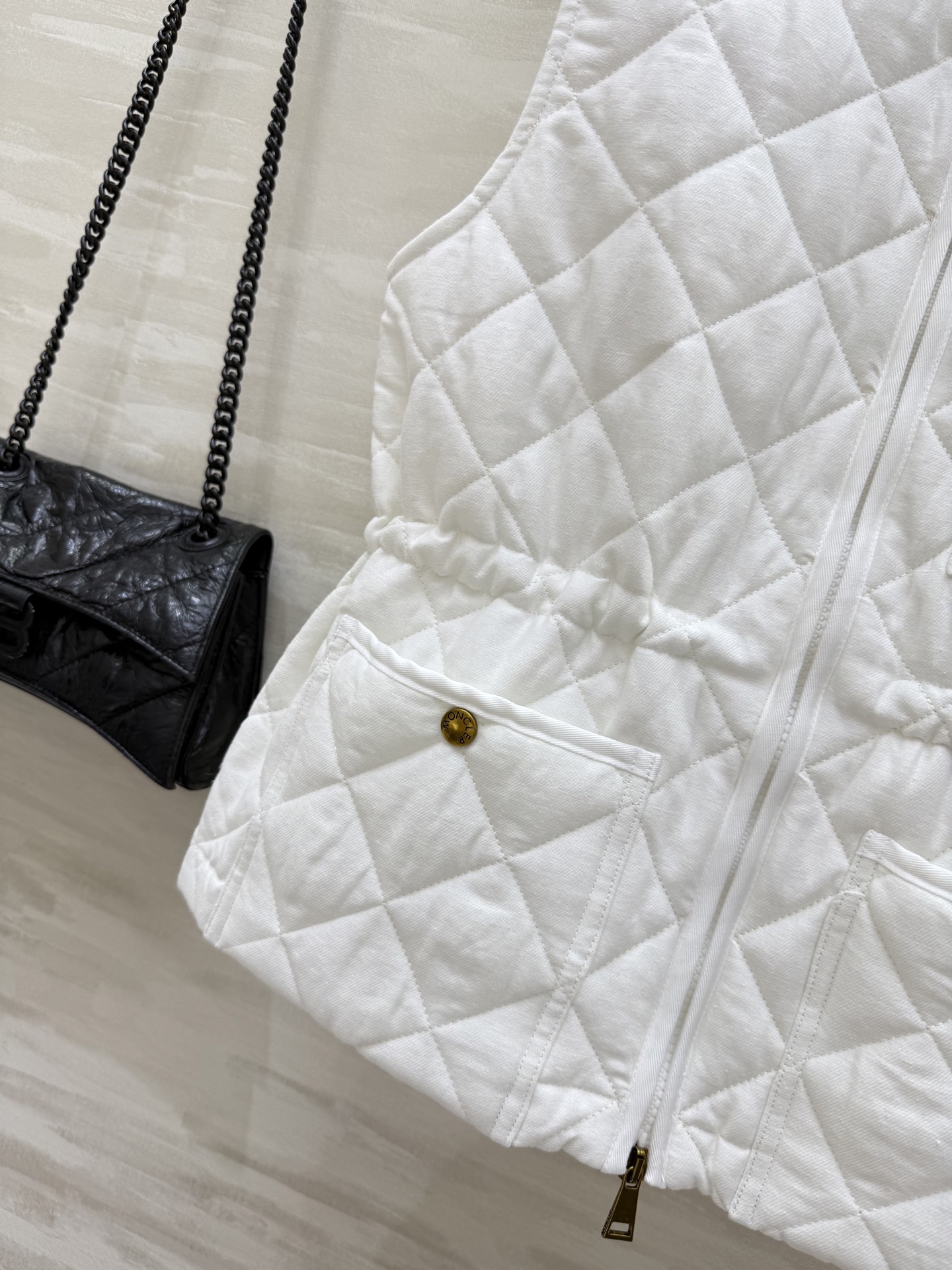 #Moncle♡²⁵秋冬新款 菱形绗缝夹棉无袖马甲 最新定制亚麻面料 进口机压线格工艺对格立体剪裁 经典