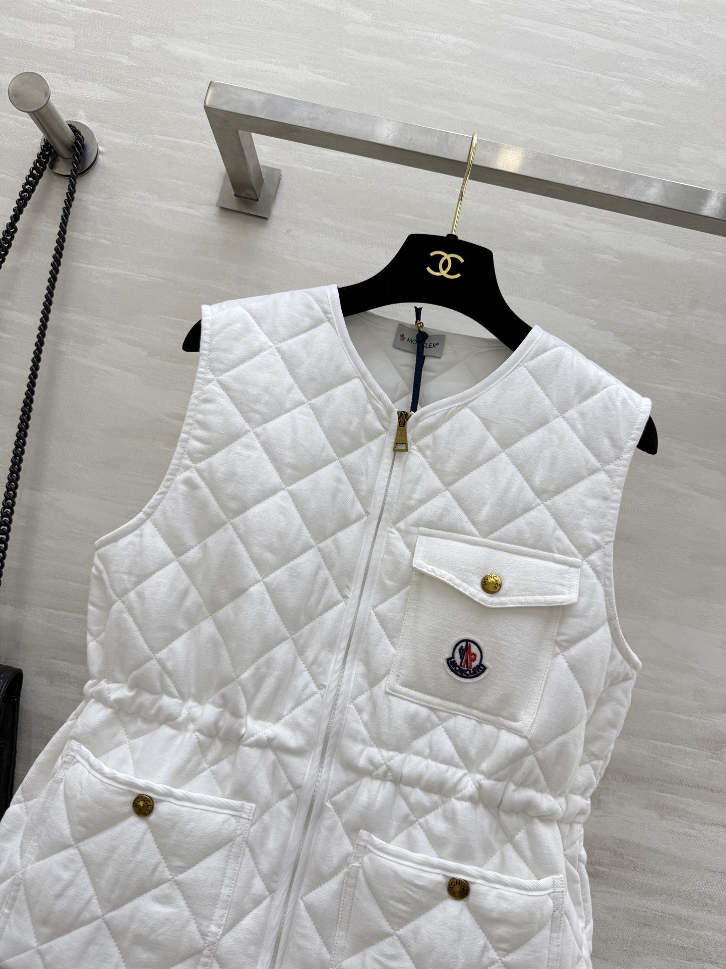 #Moncle♡²⁵秋冬新款 菱形绗缝夹棉无袖马甲 最新定制亚麻面料 进口机压线格工艺对格立体剪裁 经典