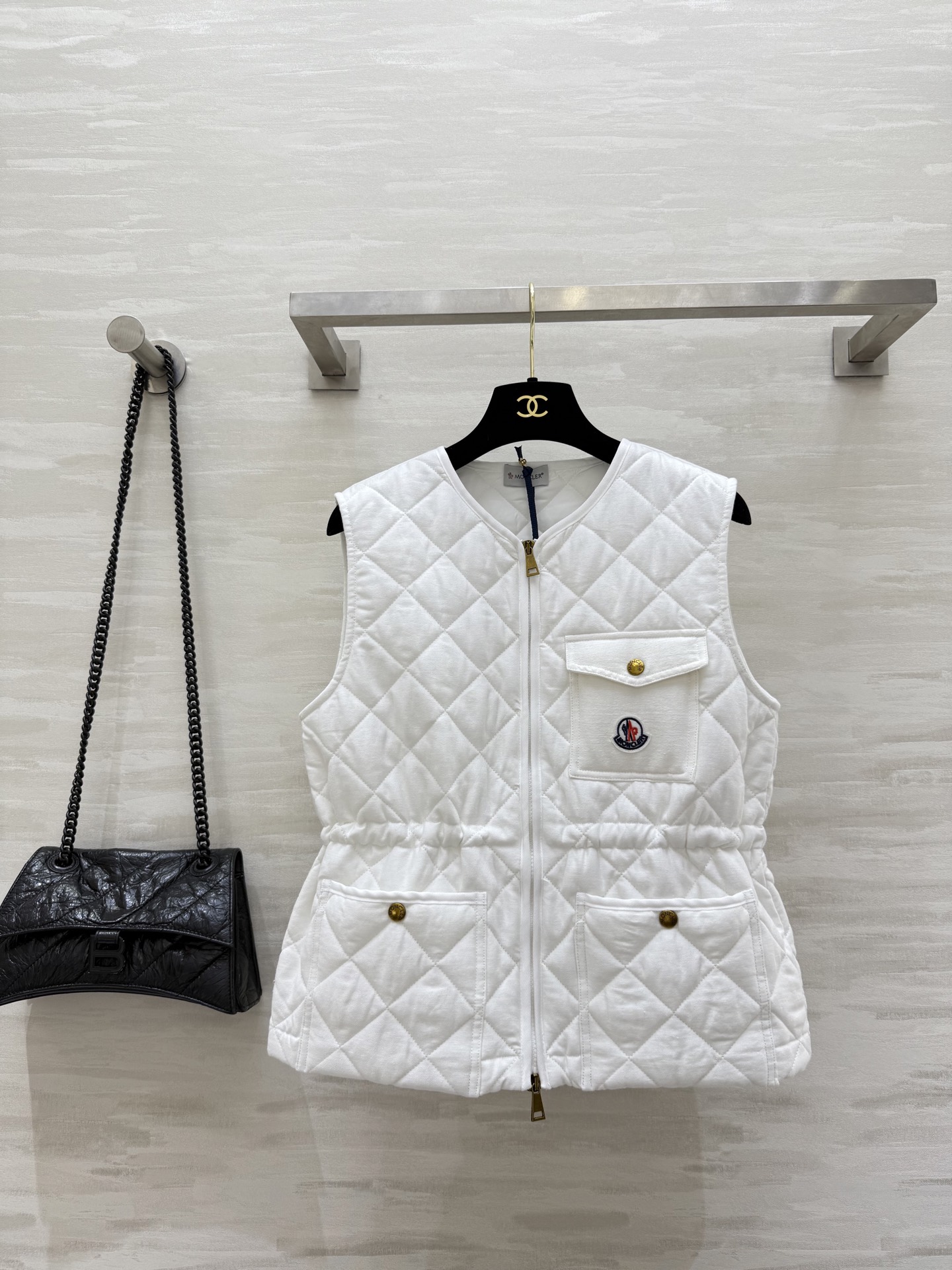 NO:468642,#Moncle new autumn and winter style diamond quilted cotton sleeveless vest latest customized linen fabric imported machine press line lattice three-dimensional tailoring classical style interpretation autumn and winter stacking shape warm artifact British style versatile and handsome high-quality customization spot first-time size 1/2/3 (1 size bust 94, 53 length, alexander wang19860909#Moncle秋冬新款 菱形绗缝夹棉无袖马甲 最新定制亚麻面料 进口机压线格工艺对格立体剪裁 经典版型演绎秋冬叠搭造型保暖神器 英伦风百搭又帅气 高品质定制 现货首发size1/2/3（1码胸围94,衣长53,,alexander wang,Women's clothing