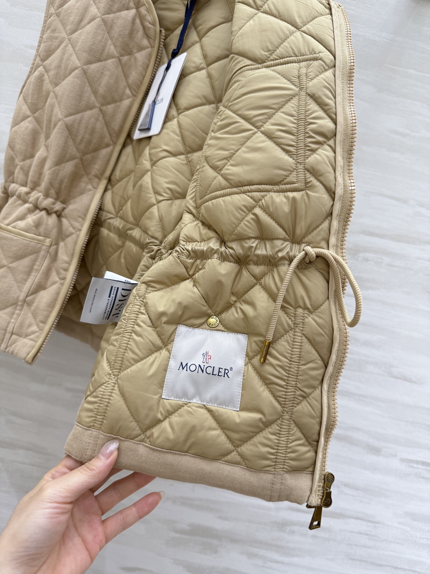 #Moncle♡²⁵秋冬新款 菱形绗缝夹棉无袖马甲 最新定制亚麻面料 进口机压线格工艺对格立体剪裁 经典