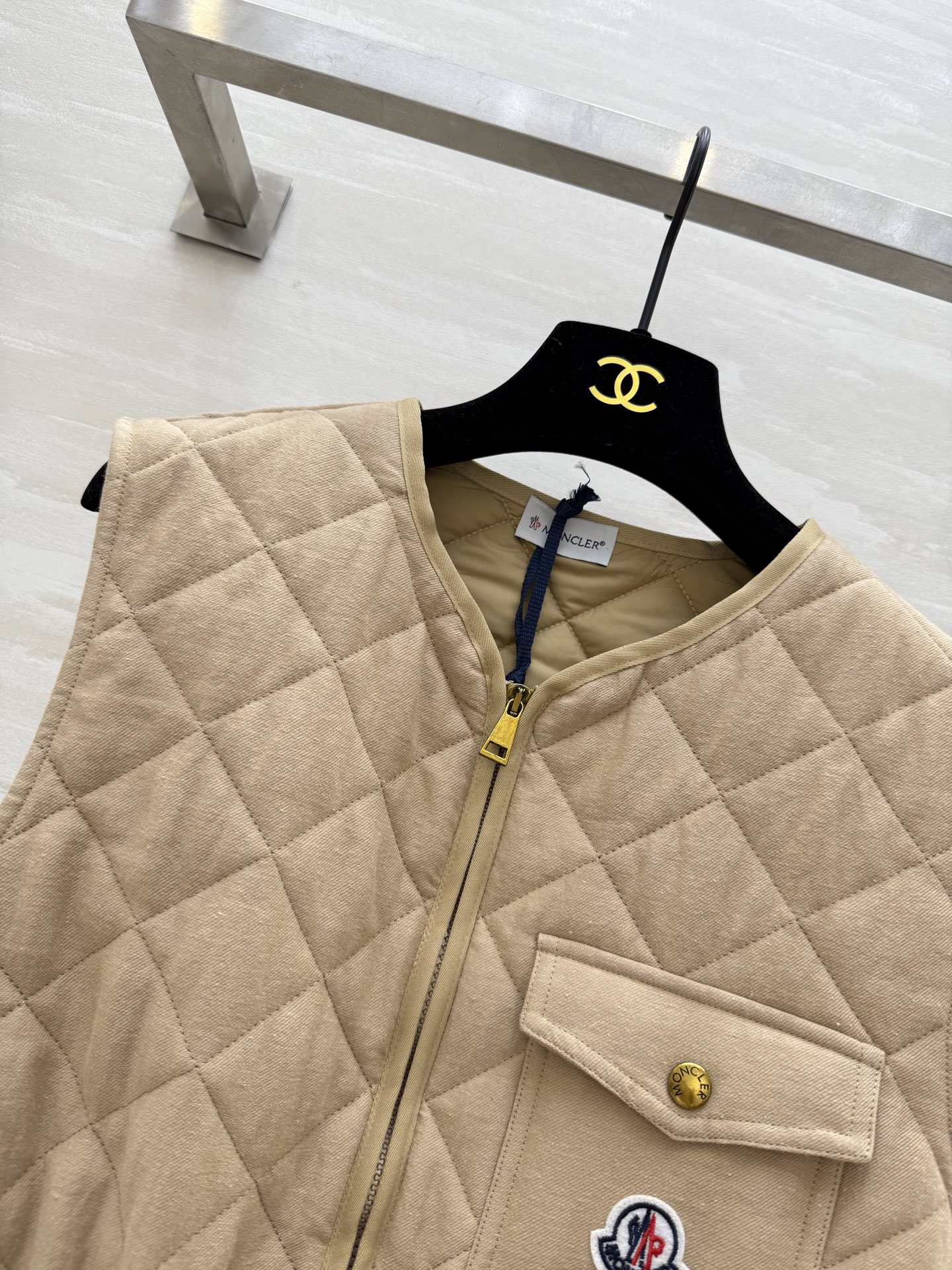 #Moncle♡²⁵秋冬新款 菱形绗缝夹棉无袖马甲 最新定制亚麻面料 进口机压线格工艺对格立体剪裁 经典