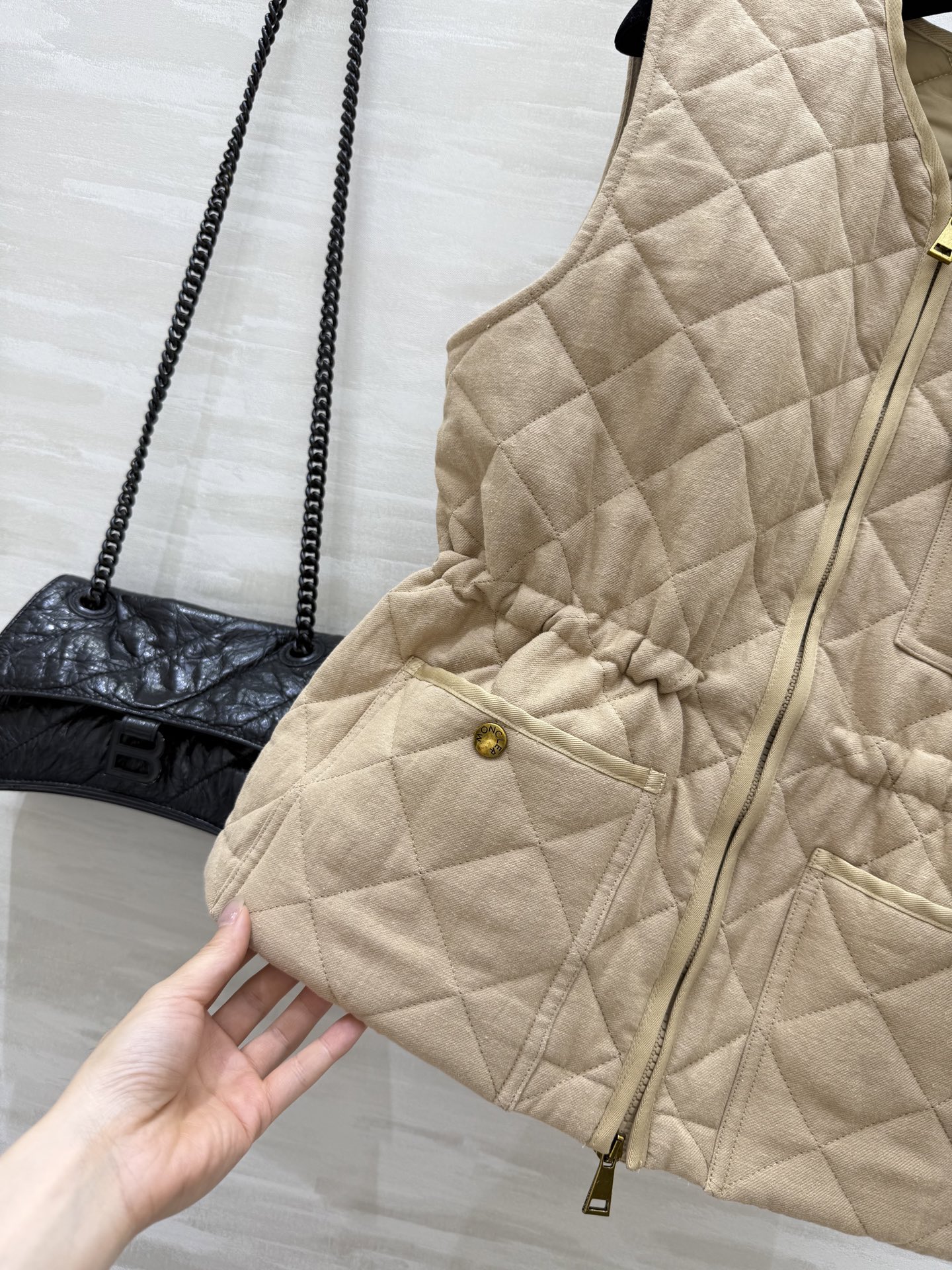 #Moncle♡²⁵秋冬新款 菱形绗缝夹棉无袖马甲 最新定制亚麻面料 进口机压线格工艺对格立体剪裁 经典