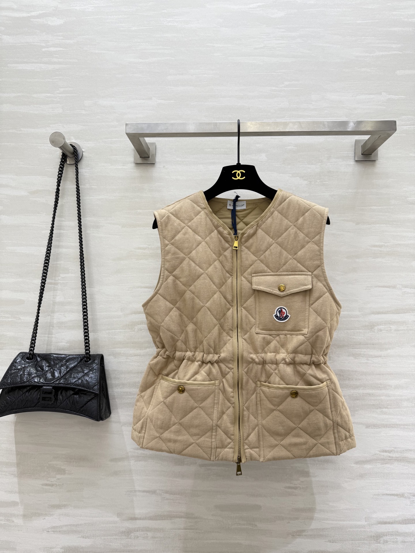 NO:468653,#Moncle new autumn and winter style diamond quilted cotton sleeveless vest latest customized linen fabric imported machine press line lattice three-dimensional tailoring classical style interpretation autumn and winter stacking shape warm artifact British style versatile and handsome high-quality customization spot first-time size 1/2/3 (1 size bust 94, 53 length, alexander wang19860909#Moncle秋冬新款 菱形绗缝夹棉无袖马甲 最新定制亚麻面料 进口机压线格工艺对格立体剪裁 经典版型演绎秋冬叠搭造型保暖神器 英伦风百搭又帅气 高品质定制 现货首发size1/2/3（1码胸围94,衣长53,,alexander wang,Women's clothing