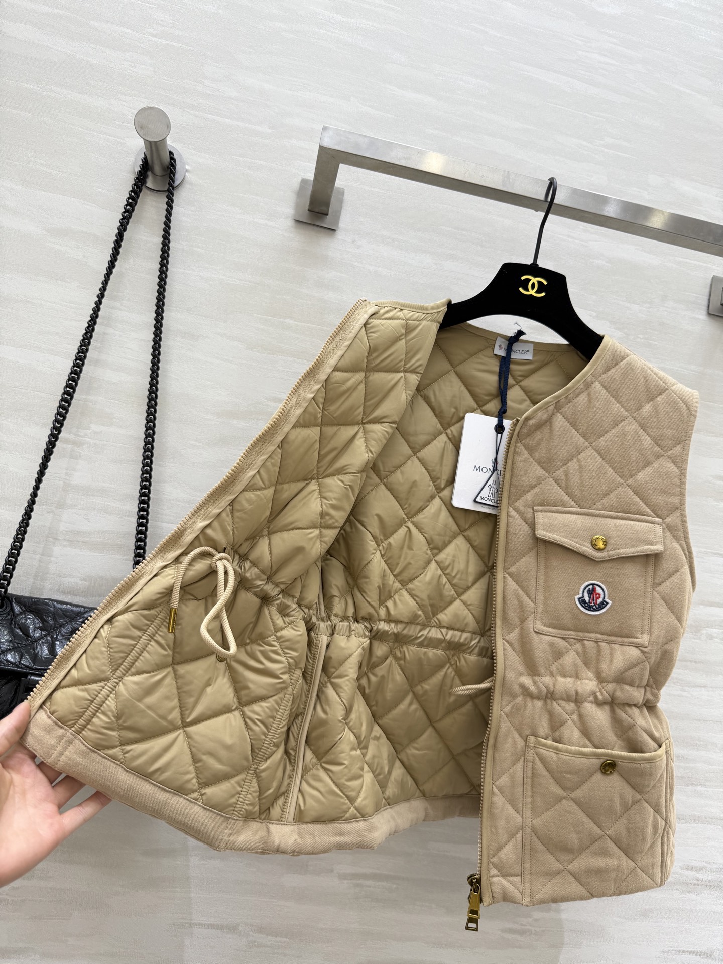 #Moncle♡²⁵秋冬新款 菱形绗缝夹棉无袖马甲 最新定制亚麻面料 进口机压线格工艺对格立体剪裁 经典