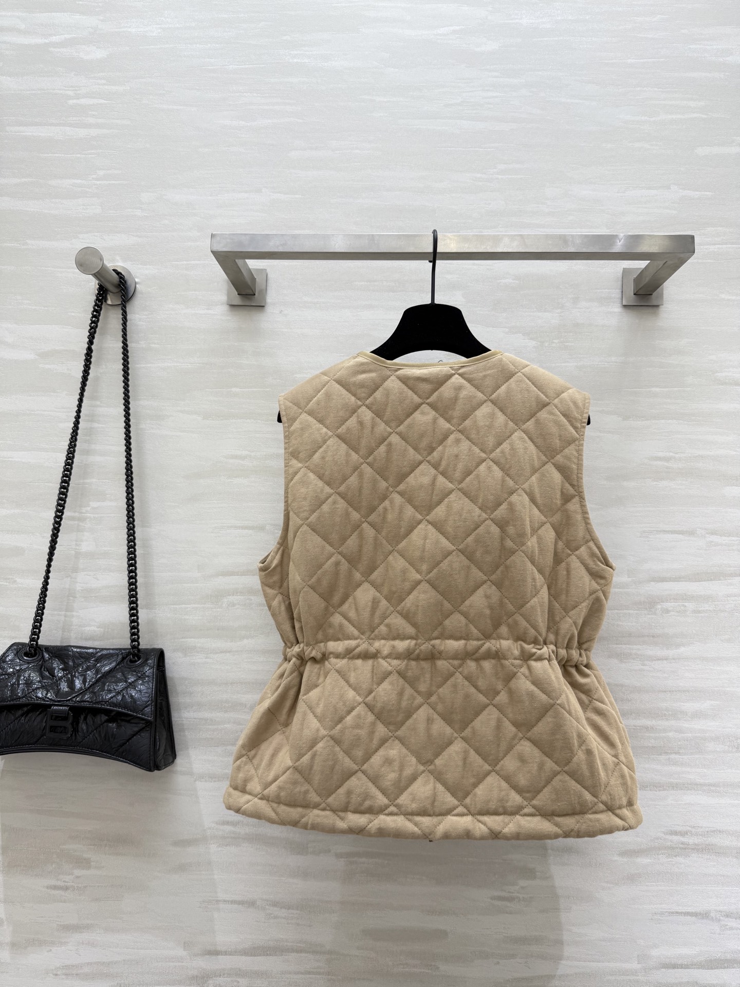 #Moncle♡²⁵秋冬新款 菱形绗缝夹棉无袖马甲 最新定制亚麻面料 进口机压线格工艺对格立体剪裁 经典