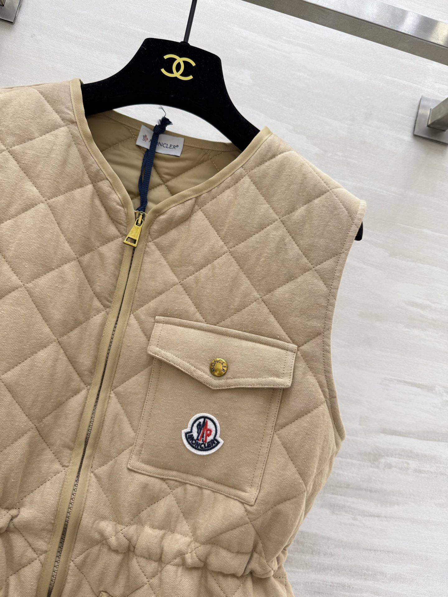 #Moncle♡²⁵秋冬新款 菱形绗缝夹棉无袖马甲 最新定制亚麻面料 进口机压线格工艺对格立体剪裁 经典