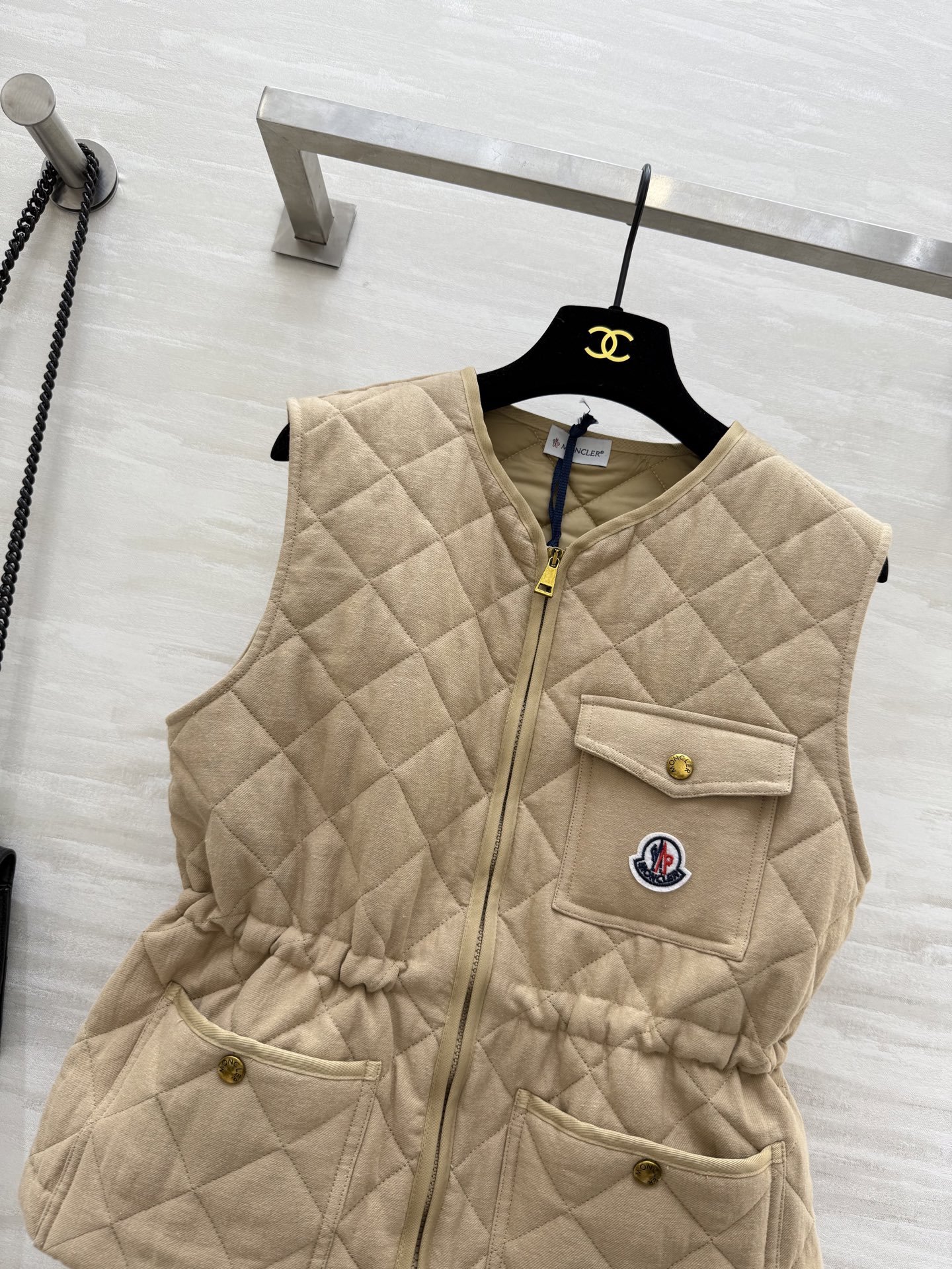 #Moncle♡²⁵秋冬新款 菱形绗缝夹棉无袖马甲 最新定制亚麻面料 进口机压线格工艺对格立体剪裁 经典