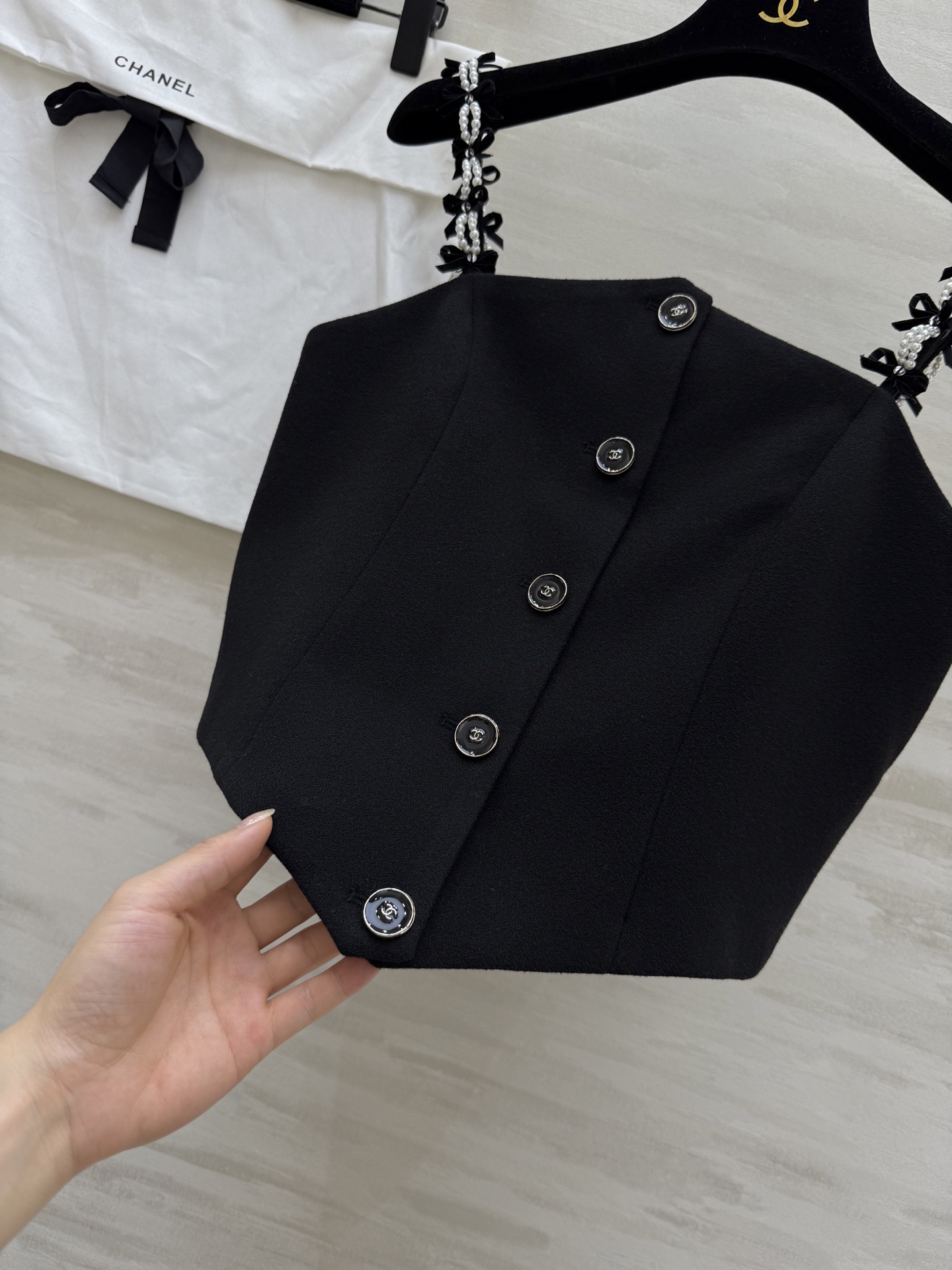 人间香奈🖤｜Jennie同款珍珠吊带
CHANE♡²⁵B 早秋Jennie同款珍珠吊带背心100%精仿羊