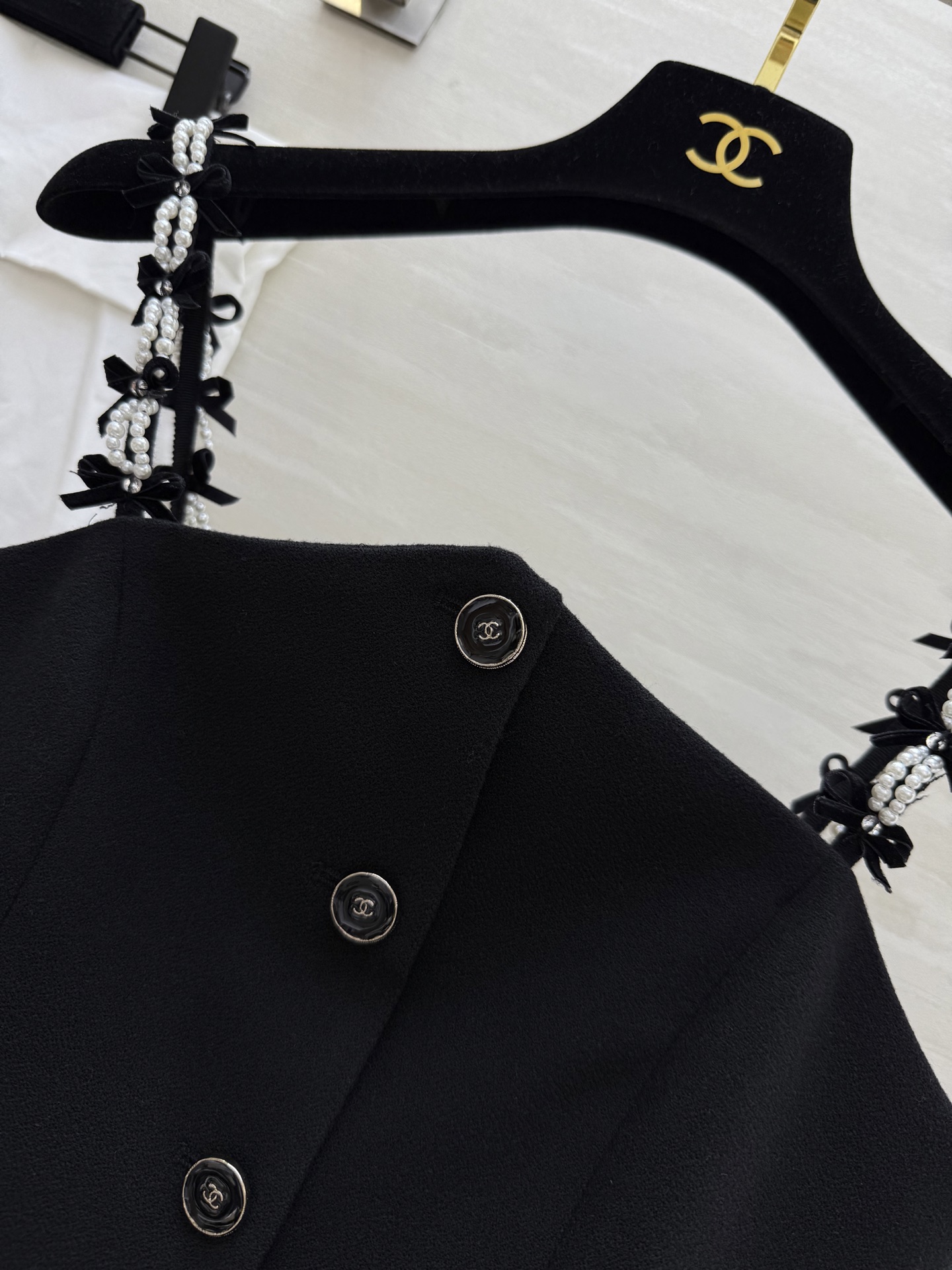 人间香奈🖤｜Jennie同款珍珠吊带
CHANE♡²⁵B 早秋Jennie同款珍珠吊带背心100%精仿羊