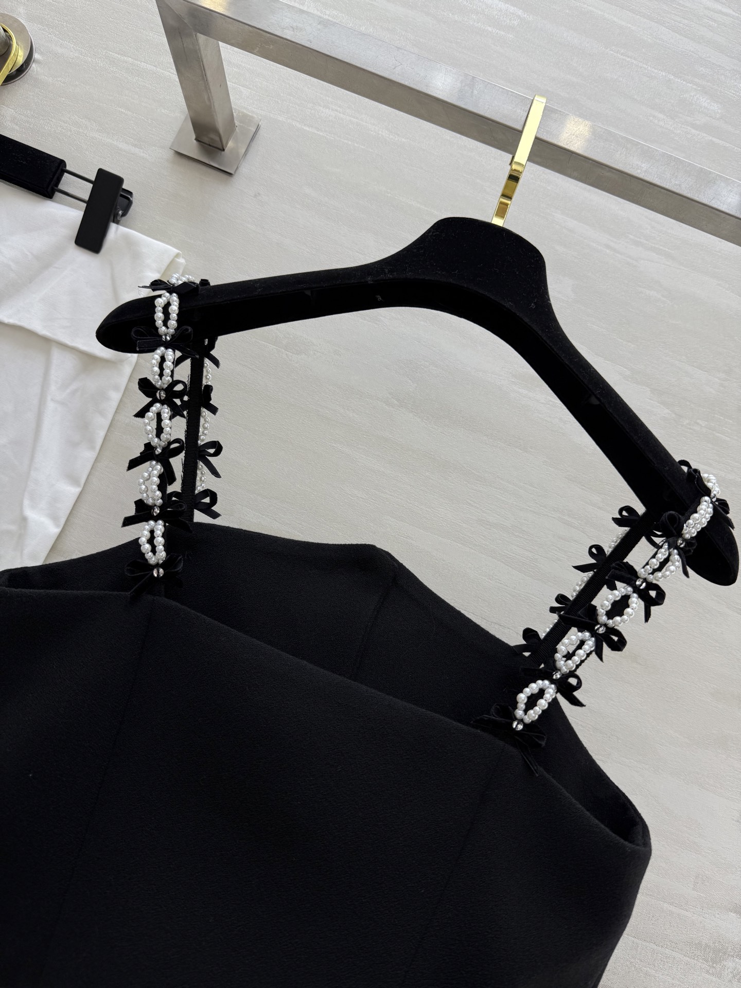 人间香奈🖤｜Jennie同款珍珠吊带
CHANE♡²⁵B 早秋Jennie同款珍珠吊带背心100%精仿羊