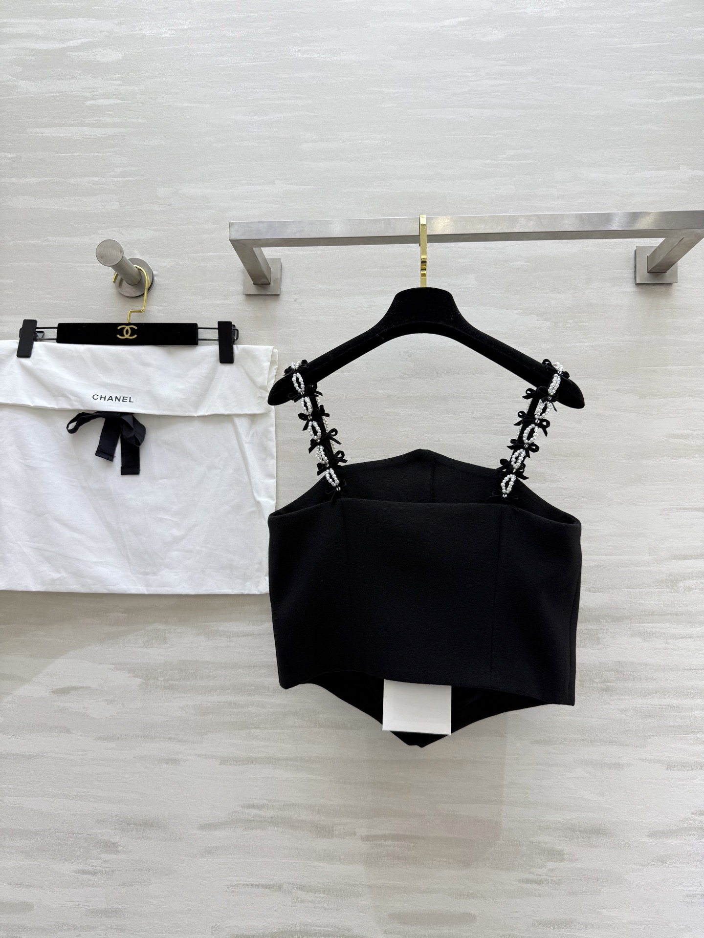 人间香奈🖤｜Jennie同款珍珠吊带
CHANE♡²⁵B 早秋Jennie同款珍珠吊带背心100%精仿羊