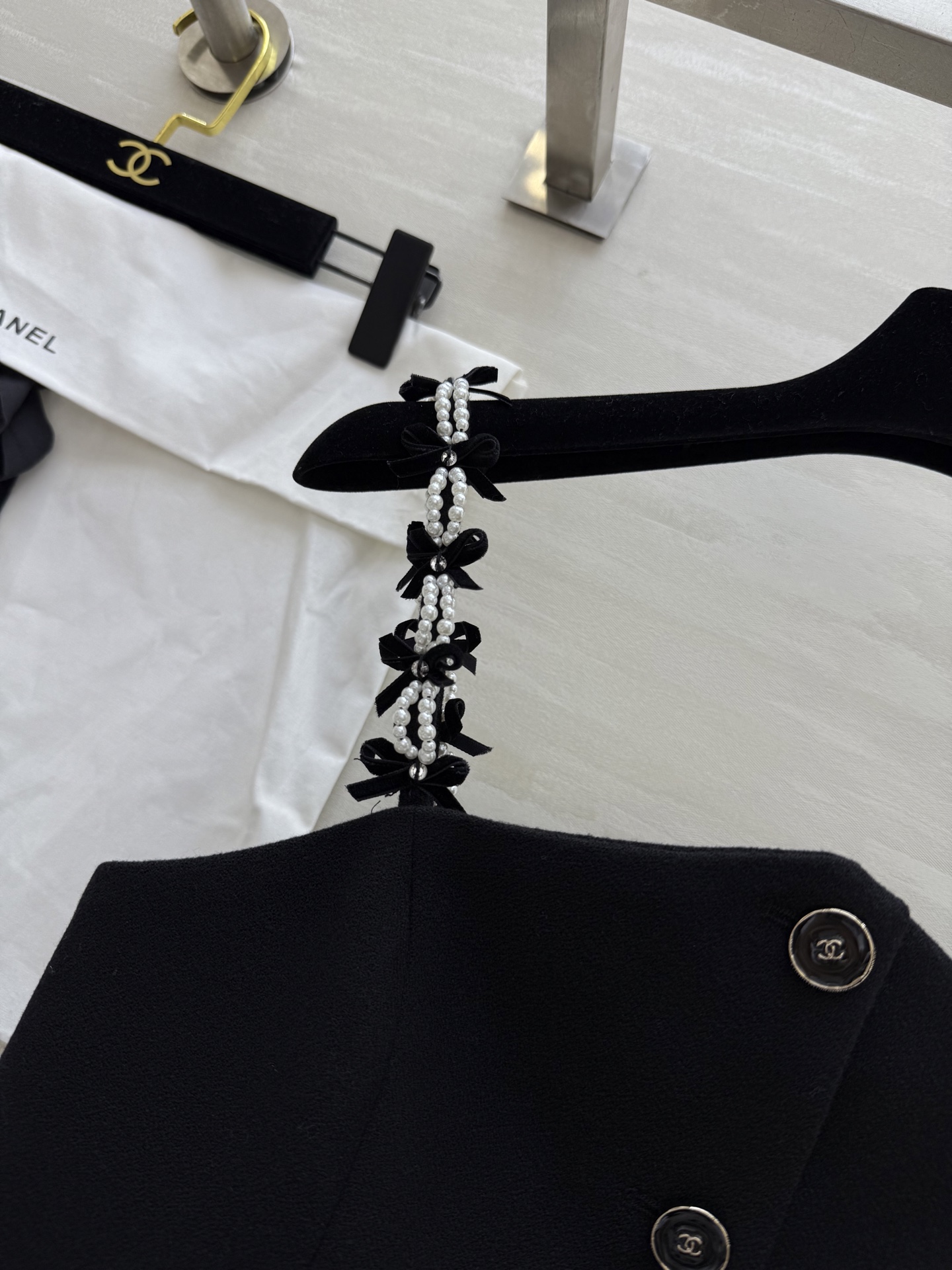 人间香奈🖤｜Jennie同款珍珠吊带
CHANE♡²⁵B 早秋Jennie同款珍珠吊带背心100%精仿羊