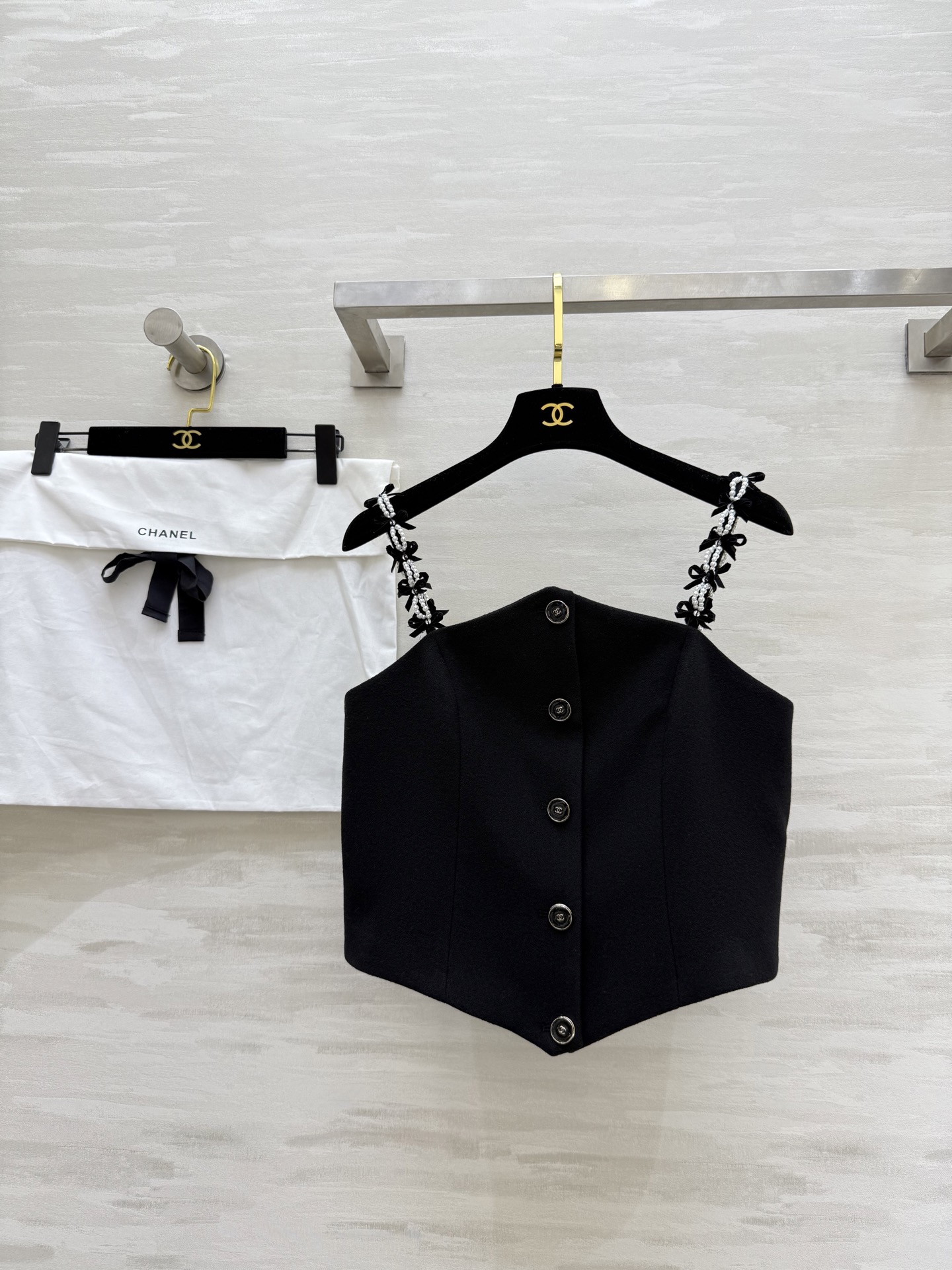 NO:469947,The same pearl suspender as Jennie, CHANEB The same pearl suspender as Jennie, the same pearl suspender as Jennie, the same early autumn, the exquisite imitation wool comes with high-level soft focus filter, the whole voxel black but hidden scheming, the bow-tie pearl shoulder strap, the noble and lazy, the high-quality customization, the first release of size36/38/40 (),,chanel,chanel,alexander wang19860909人间香奈｜Jennie同款珍珠吊带 CHANEB 早秋Jennie同款珍珠吊带背心精仿羊毛自带高级柔焦滤镜 通体素黑却暗藏心机 蝴蝶结珍珠肩带 贵气中带着慵懒 高品质定制 现货首发size36/38/40（）,,chanel,chanel,alexander wang,Women's clothing