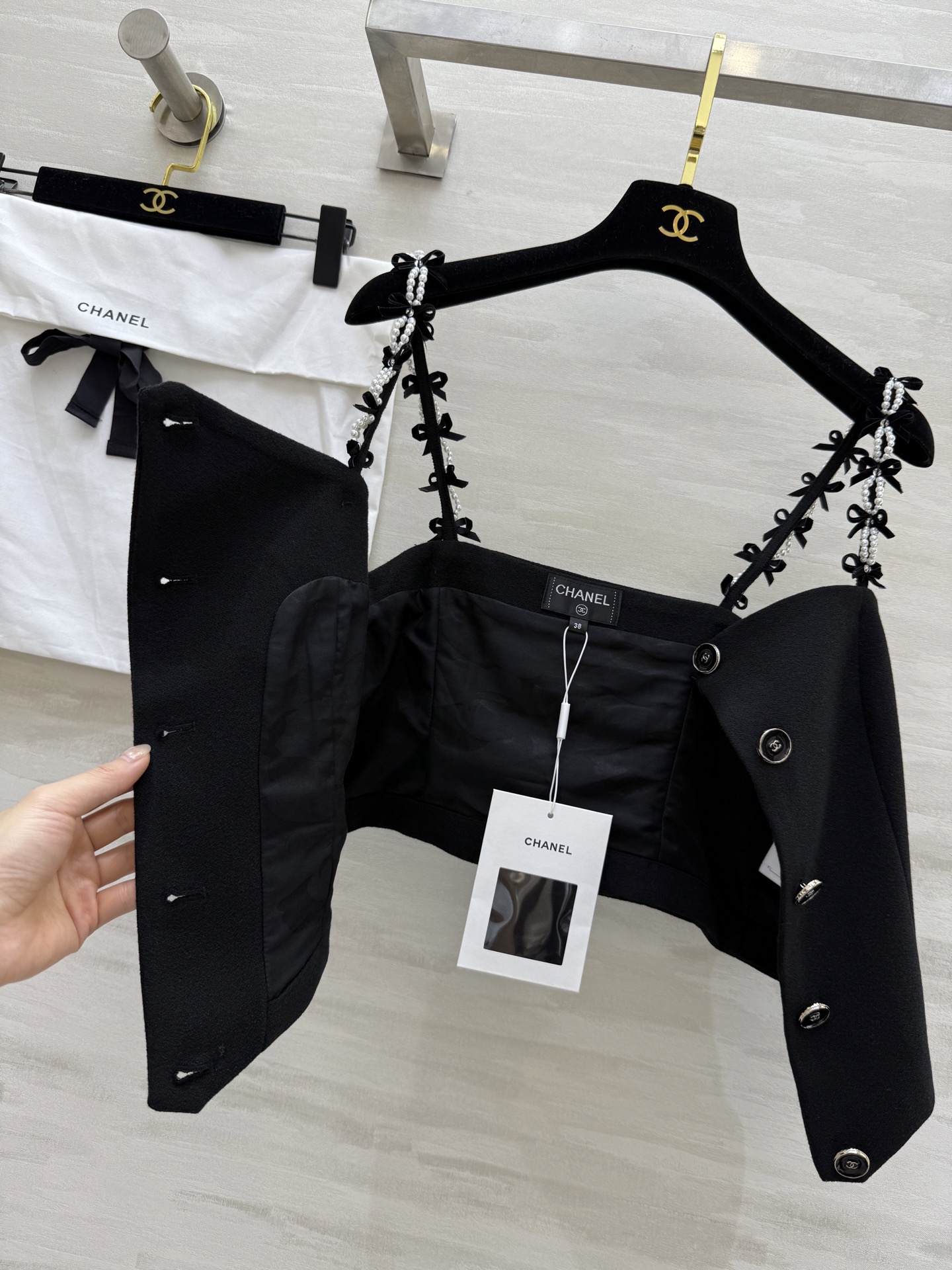 人间香奈🖤｜Jennie同款珍珠吊带
CHANE♡²⁵B 早秋Jennie同款珍珠吊带背心100%精仿羊