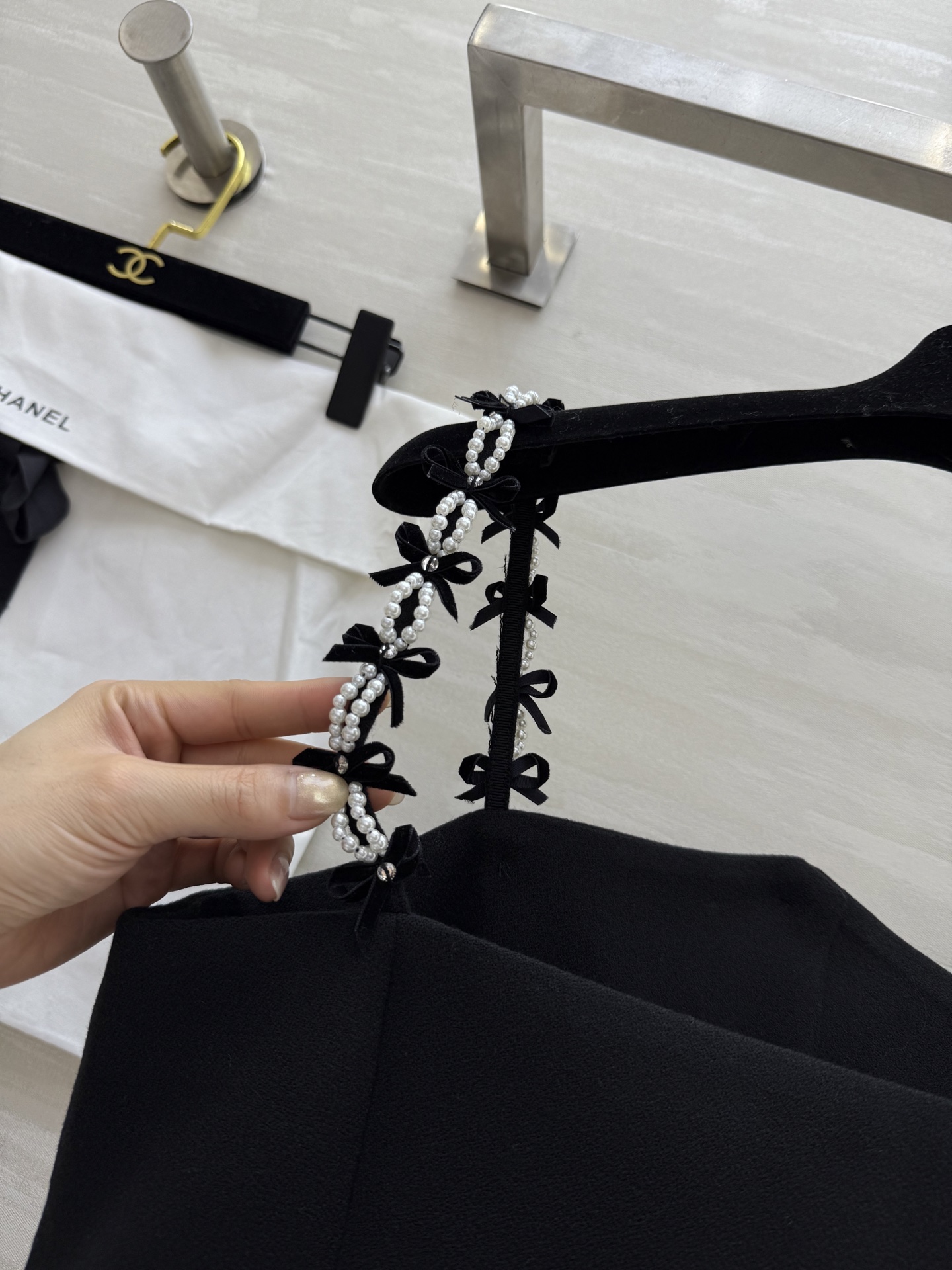 人间香奈🖤｜Jennie同款珍珠吊带
CHANE♡²⁵B 早秋Jennie同款珍珠吊带背心100%精仿羊