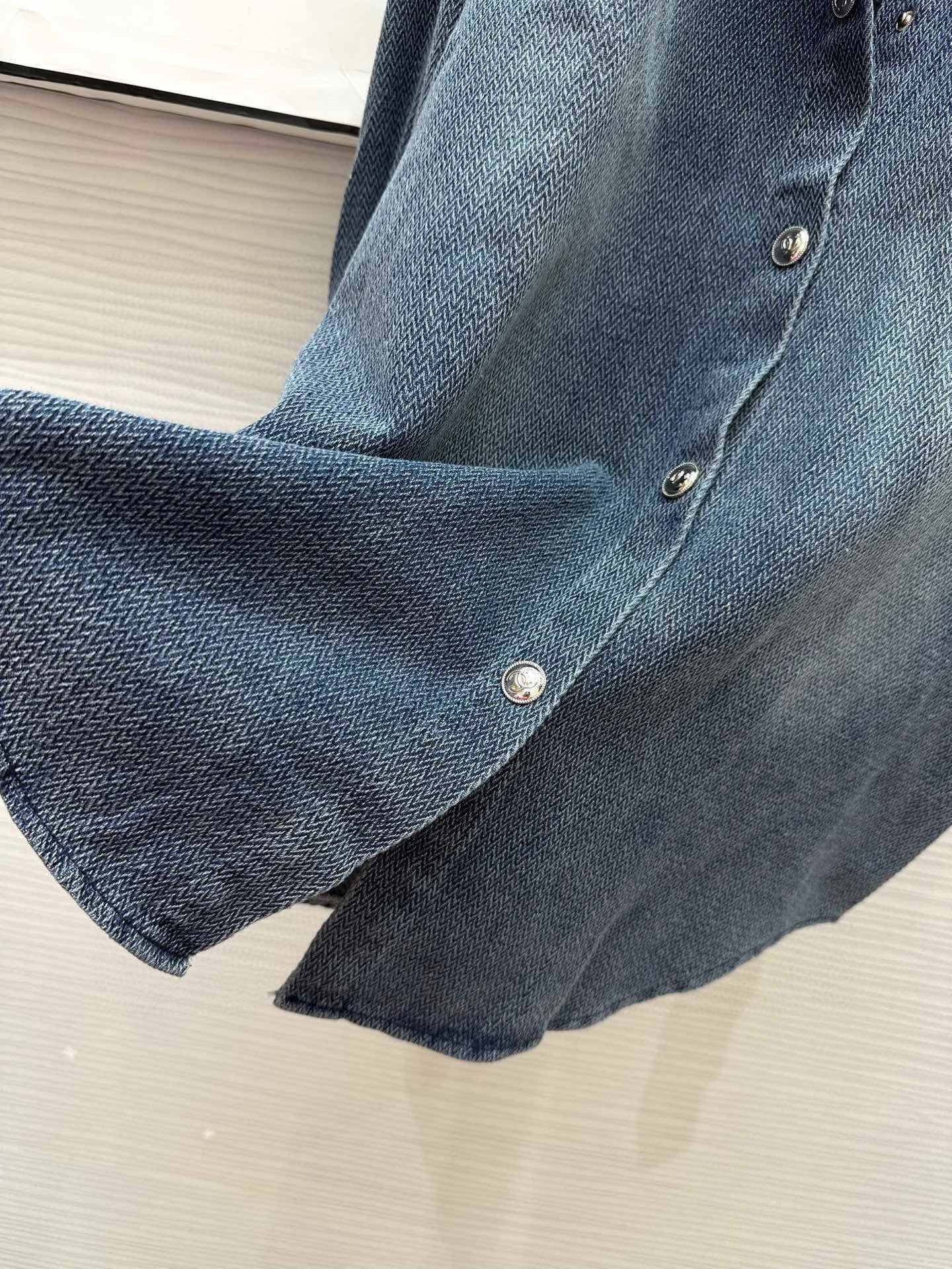 #Chane♡²⁵新款 牛仔衬衫 这个季节牛仔热卖 整件重工洗水➕烫钻 前后都好看 很难不爱❤️ 高品质