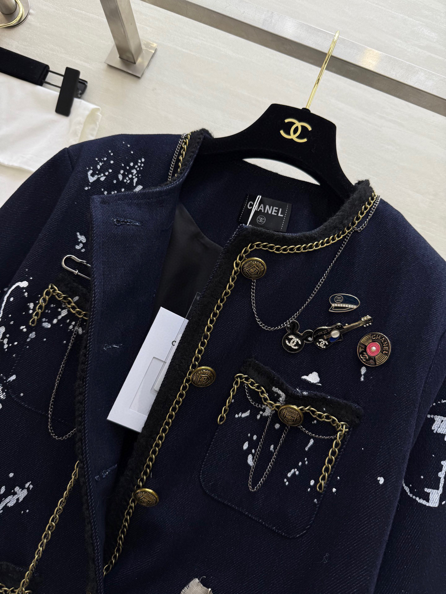 🖲️ 𝑱𝒆𝒏𝒏𝒊𝒆/CHANE♡
🖲️妮妮外套太美了

Jennie金智妮和虞书欣小妖精
都在穿的手绘小