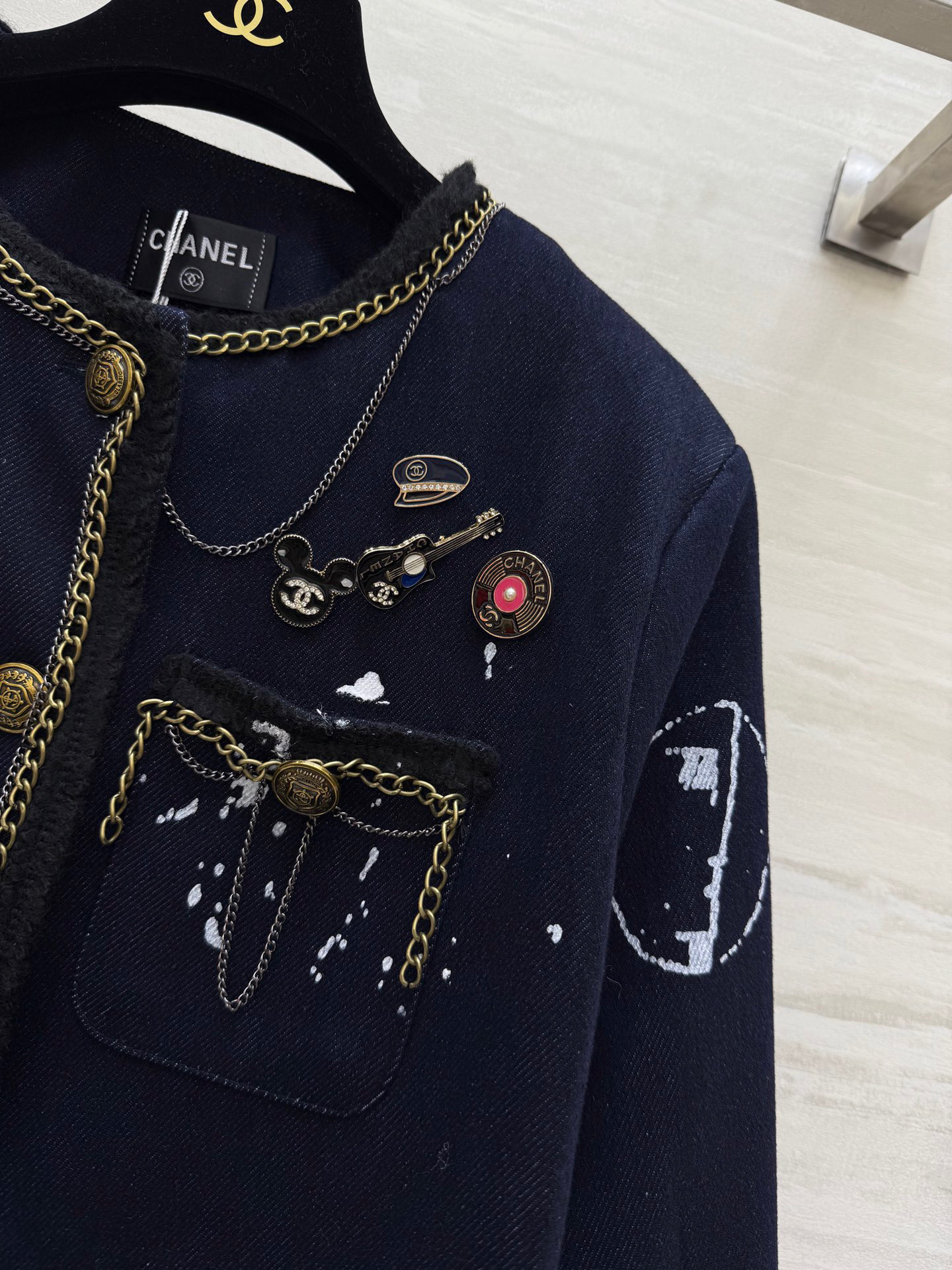 🖲️ 𝑱𝒆𝒏𝒏𝒊𝒆/CHANE♡
🖲️妮妮外套太美了

Jennie金智妮和虞书欣小妖精
都在穿的手绘小