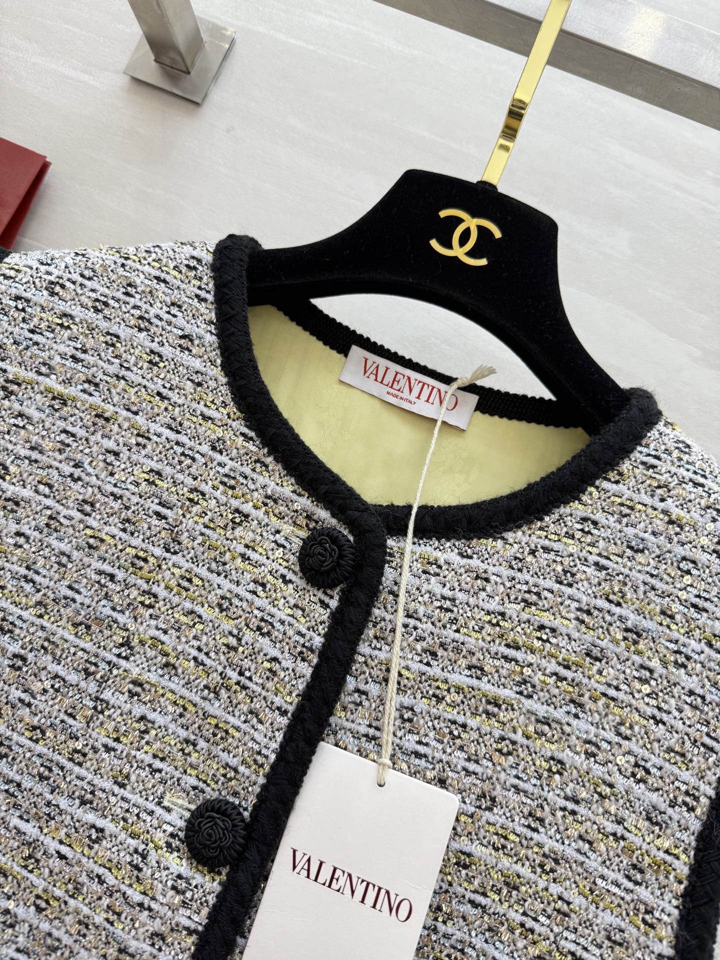 #VALENTIO♡²⁵秋冬新款马甲外套 独家开版 定制羊毛混纺面料 内里提花 重工钩织花朵扣 细节真的