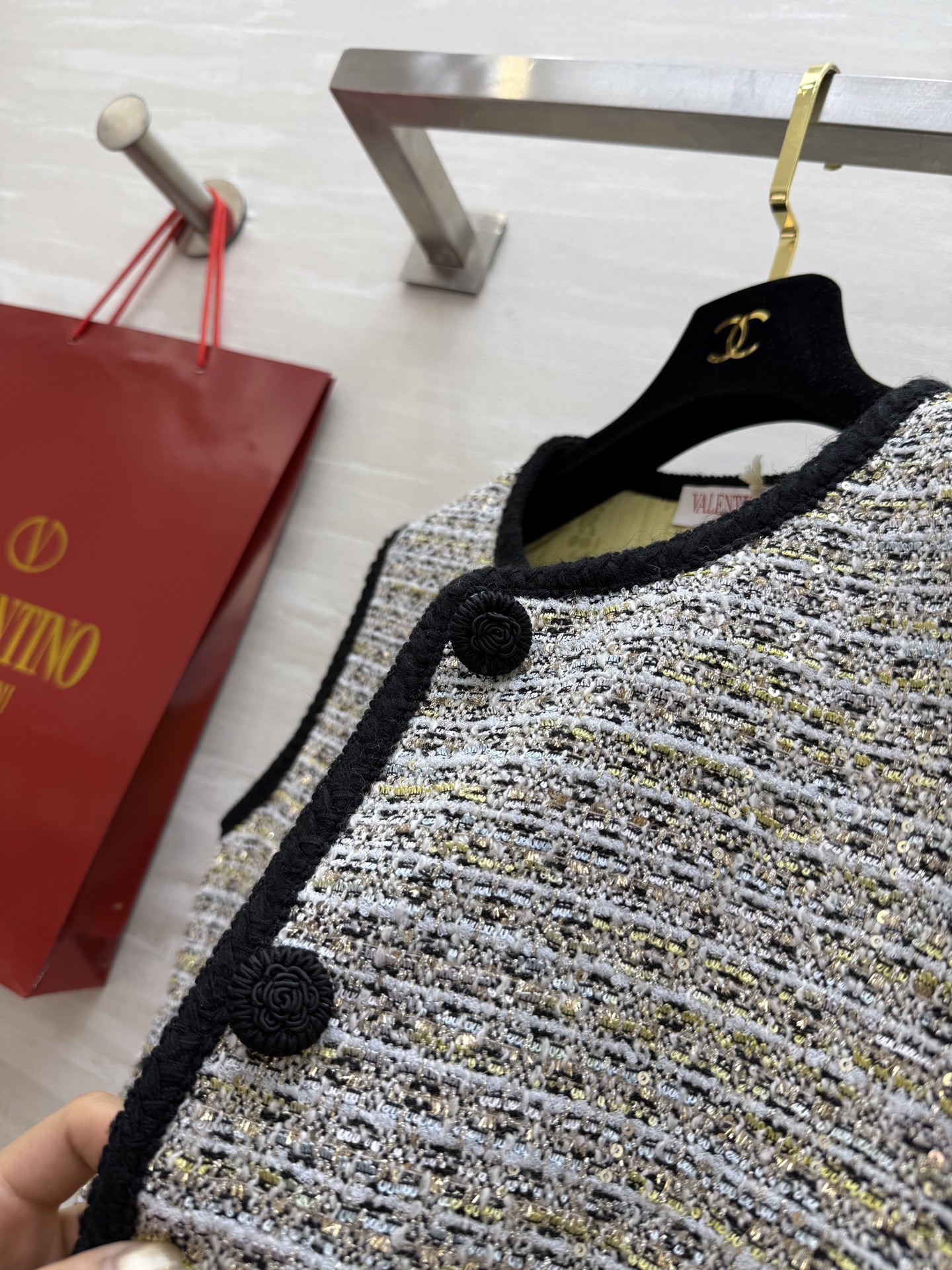 #VALENTIO♡²⁵秋冬新款马甲外套 独家开版 定制羊毛混纺面料 内里提花 重工钩织花朵扣 细节真的