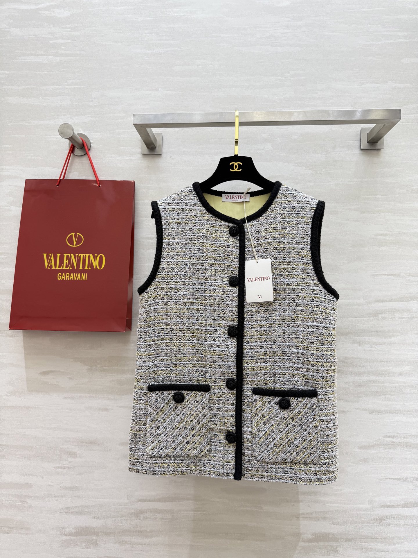 NO:470014,#VALENTIO new autumn and winter vest jacket exclusive edition Customized wool blend fabric Inner jacquard Heavy industry crochet flower buckle Details are really full of quality high-quality customization Spot first-time sizeS/M/L (size s size bust 94, 64 garment length), valentino, jackets & coats, alexander wang19860909#VALENTIO秋冬新款马甲外套 独家开版 定制羊毛混纺面料 内里提花 重工钩织花朵扣 细节真的满分 高品质定制 现货首发sizeS/M/L（s码胸围94,衣长64）,,valentino,jackets & coats,alexander wang,Women's clothing
