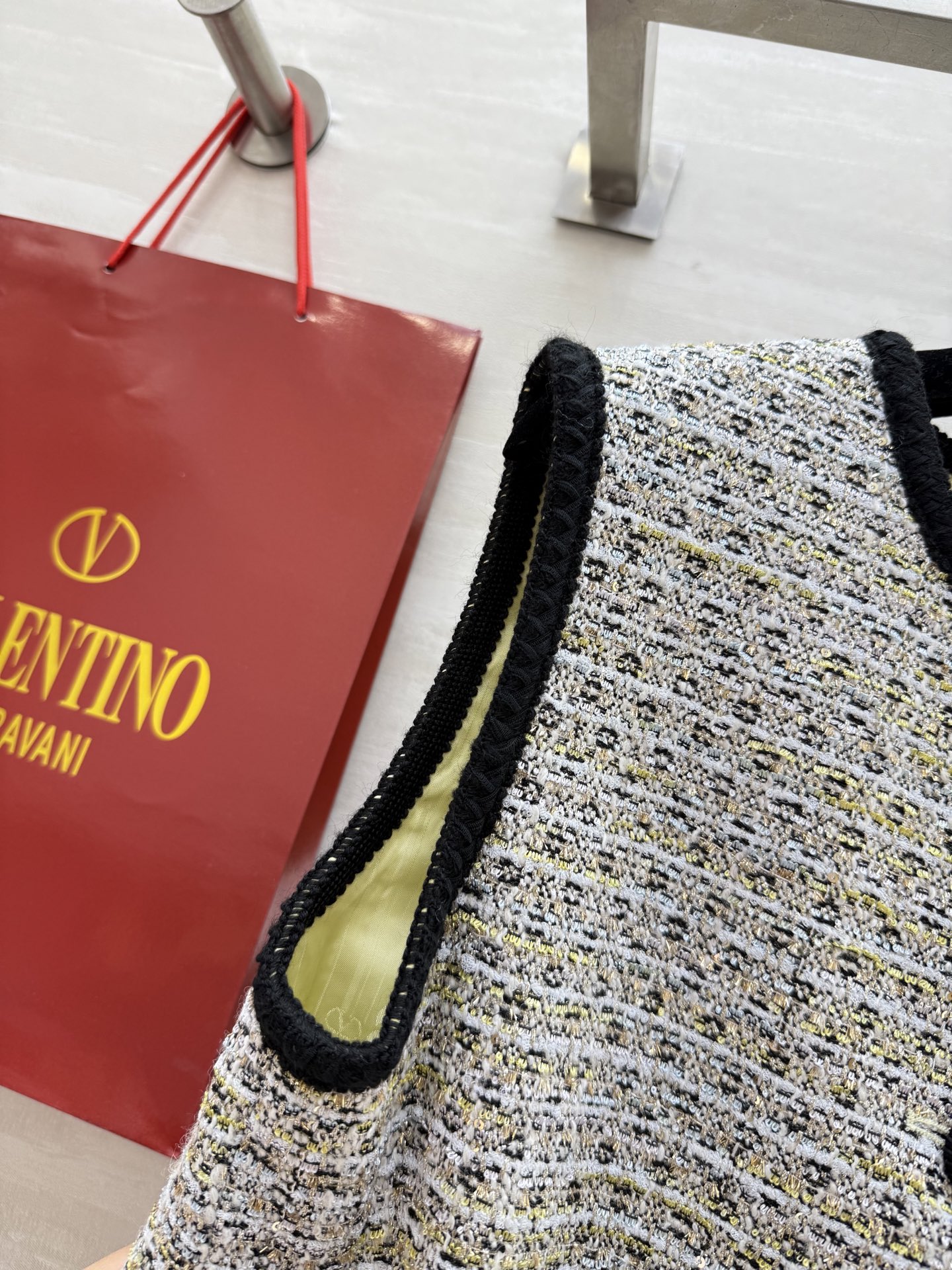 #VALENTIO♡²⁵秋冬新款马甲外套 独家开版 定制羊毛混纺面料 内里提花 重工钩织花朵扣 细节真的