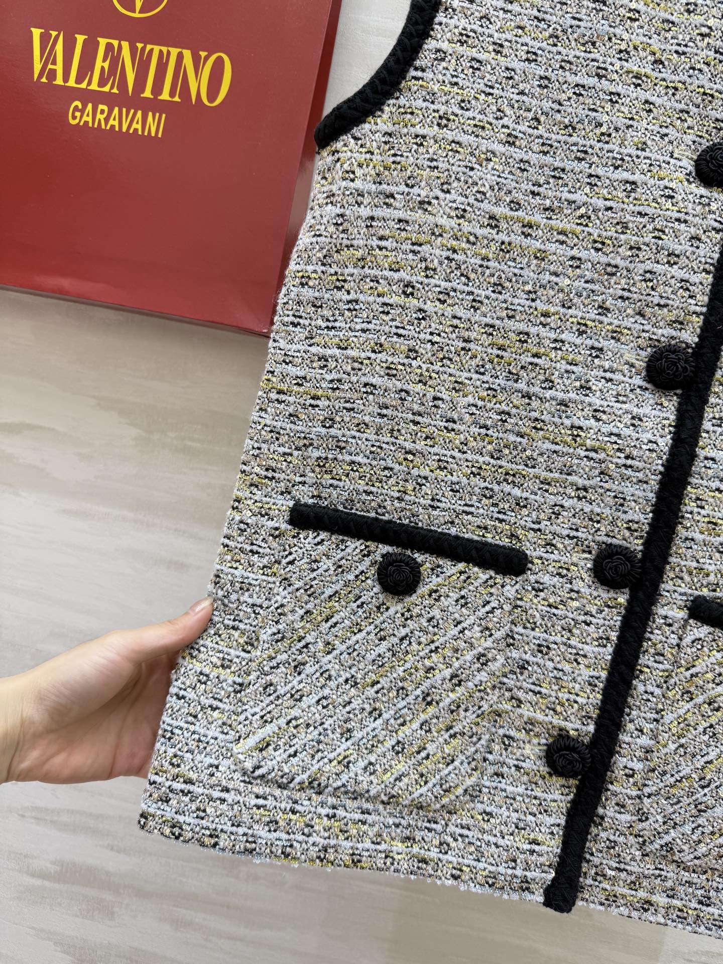 #VALENTIO♡²⁵秋冬新款马甲外套 独家开版 定制羊毛混纺面料 内里提花 重工钩织花朵扣 细节真的