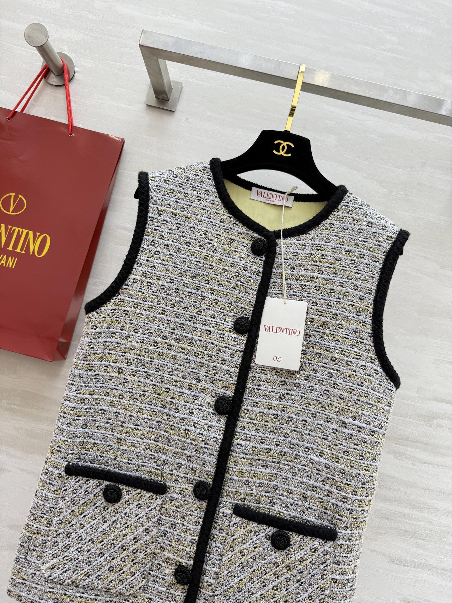 #VALENTIO♡²⁵秋冬新款马甲外套 独家开版 定制羊毛混纺面料 内里提花 重工钩织花朵扣 细节真的