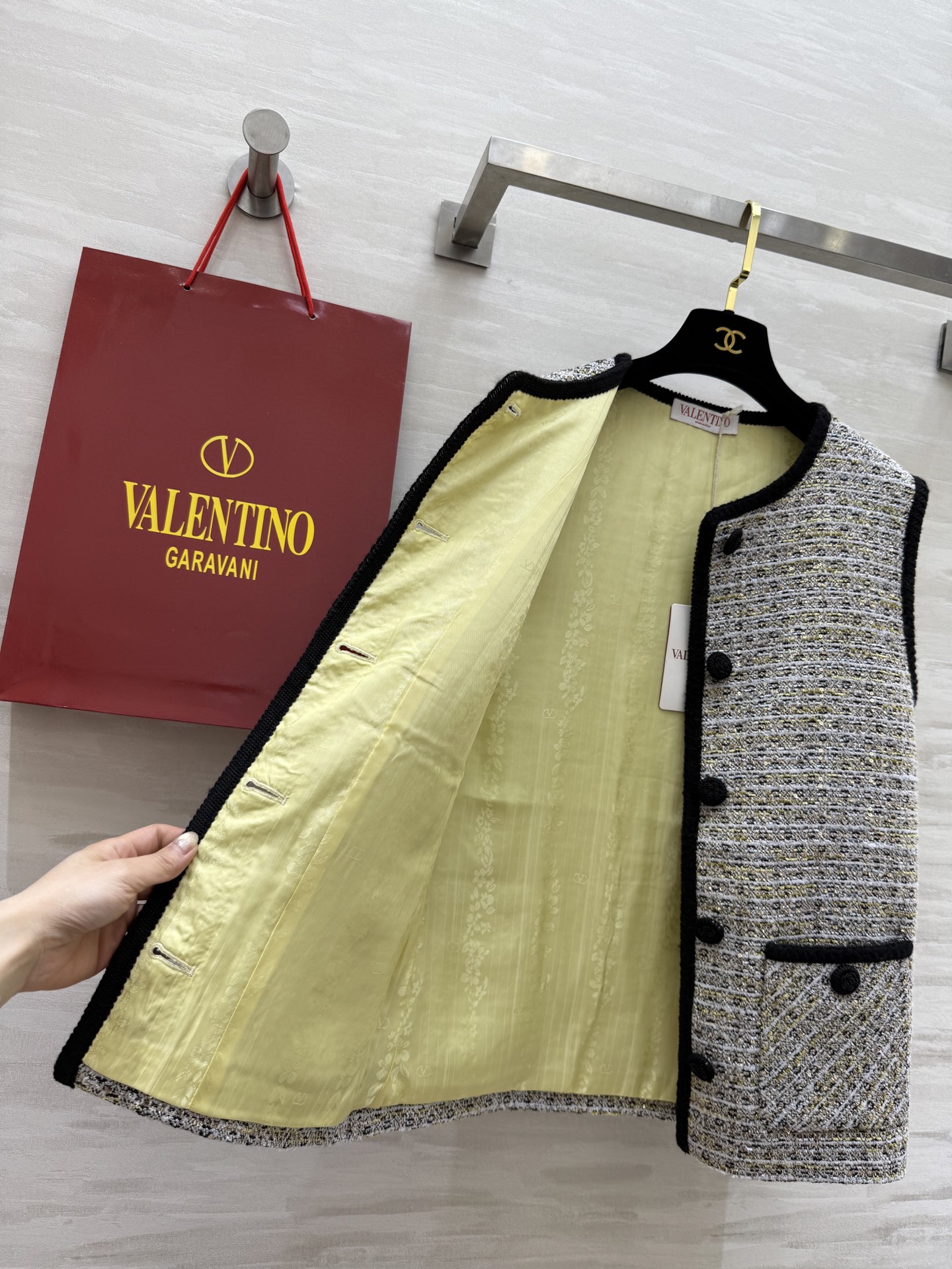 #VALENTIO♡²⁵秋冬新款马甲外套 独家开版 定制羊毛混纺面料 内里提花 重工钩织花朵扣 细节真的