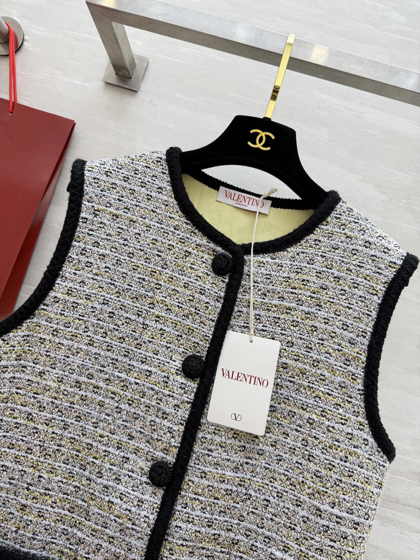 #VALENTIO♡²⁵秋冬新款马甲外套 独家开版 定制羊毛混纺面料 内里提花 重工钩织花朵扣 细节真的