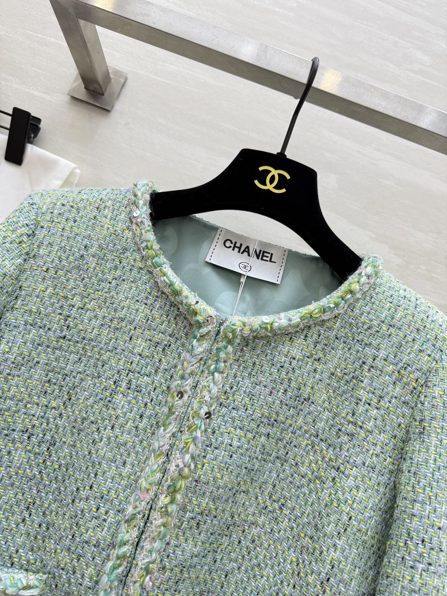 #Chane♡²⁵秋冬新款 软花呢外套 独家定制编织花边 配色很高级 立体剪裁版型挺括有型 内里采用了真