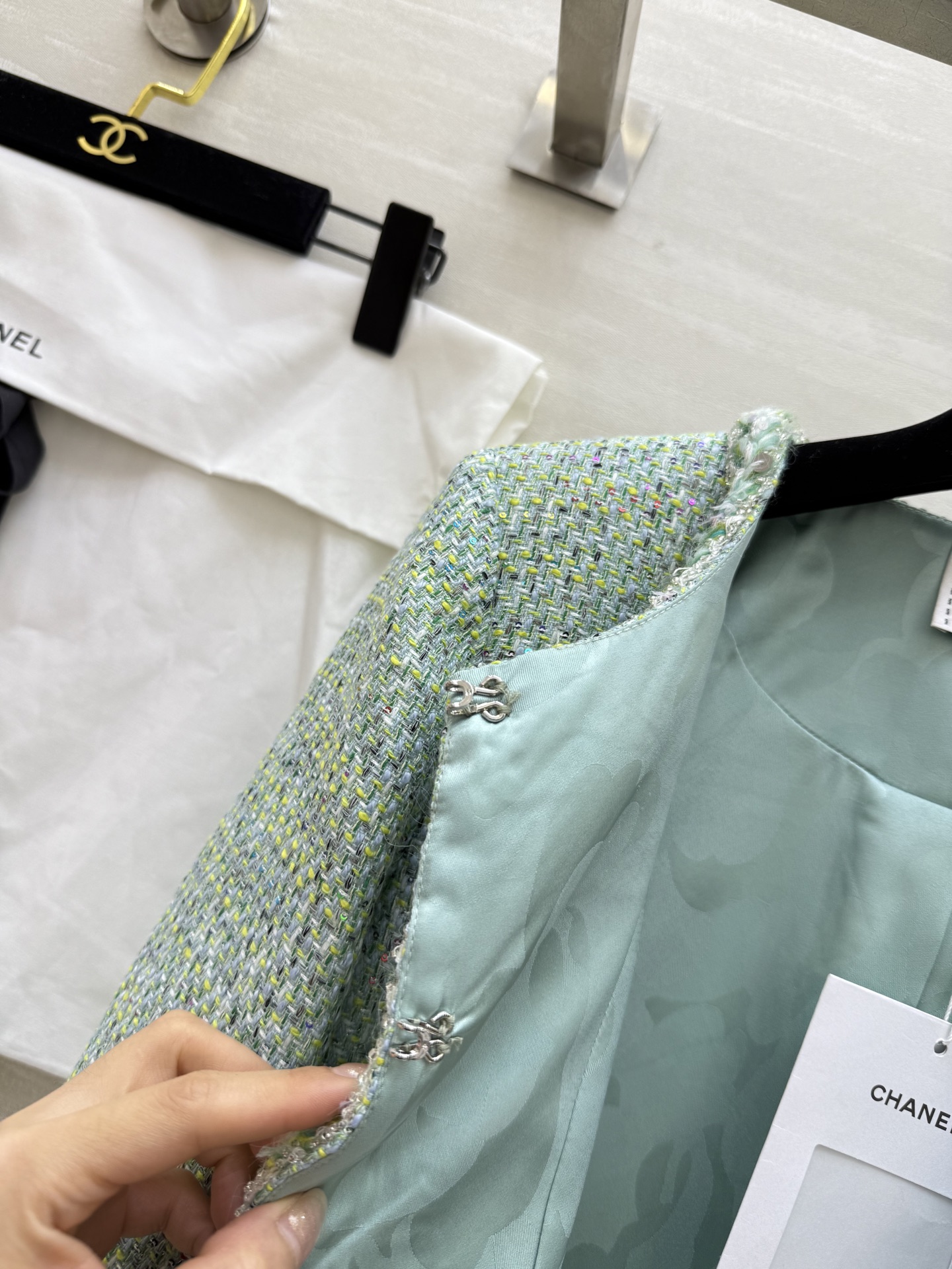 #Chane♡²⁵秋冬新款 软花呢外套 独家定制编织花边 配色很高级 立体剪裁版型挺括有型 内里采用了真