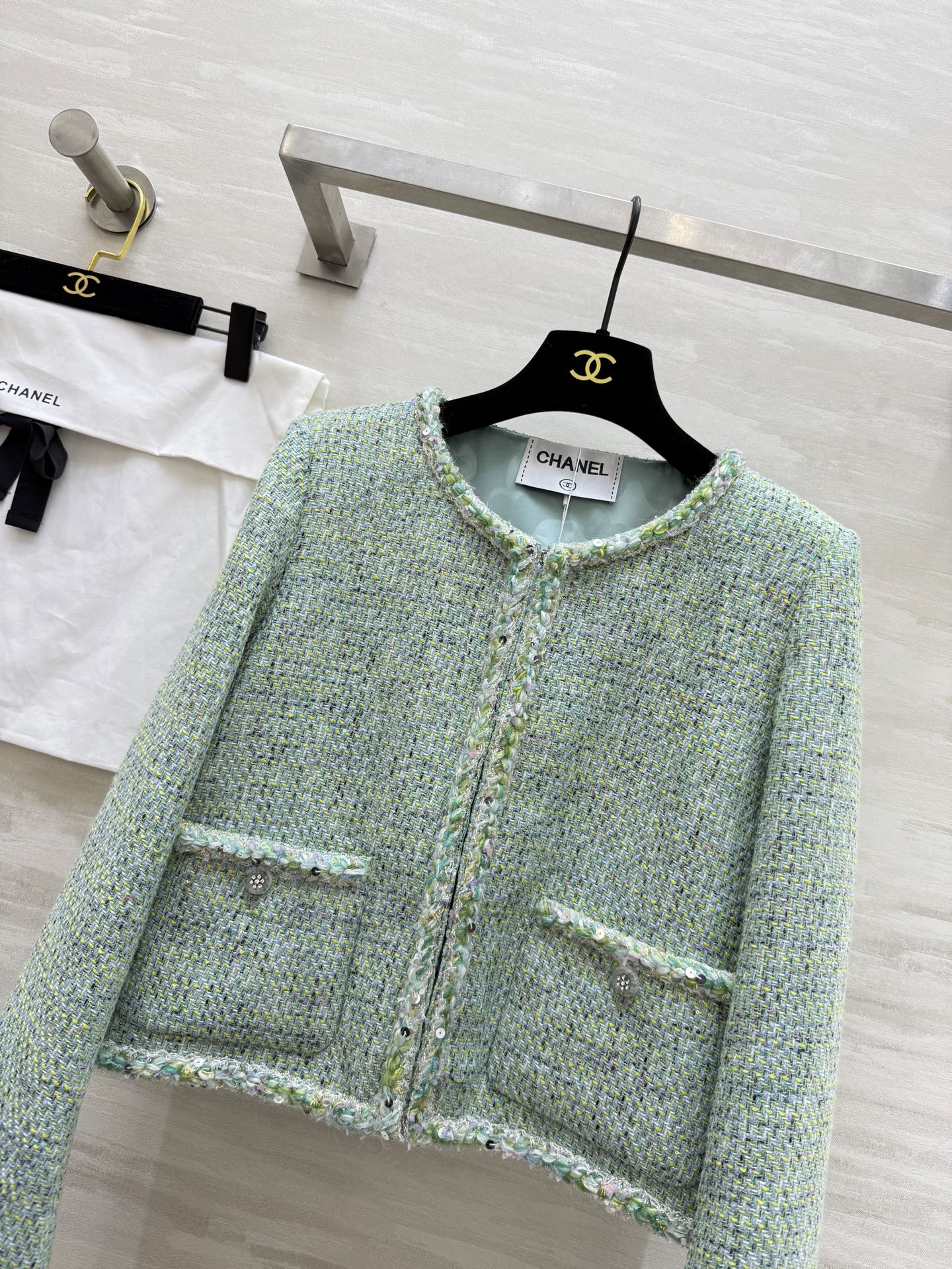 #Chane♡²⁵秋冬新款 软花呢外套 独家定制编织花边 配色很高级 立体剪裁版型挺括有型 内里采用了真