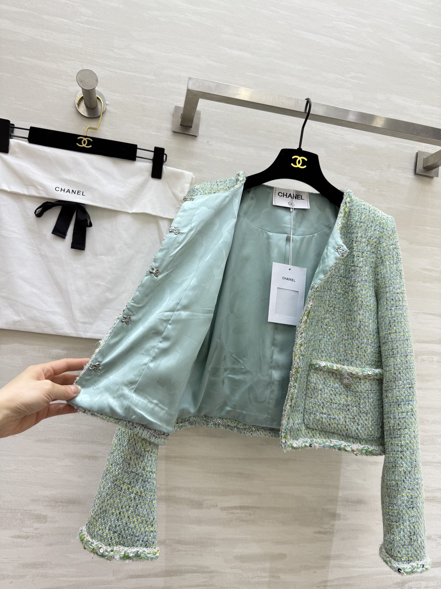 #Chane♡²⁵秋冬新款 软花呢外套 独家定制编织花边 配色很高级 立体剪裁版型挺括有型 内里采用了真