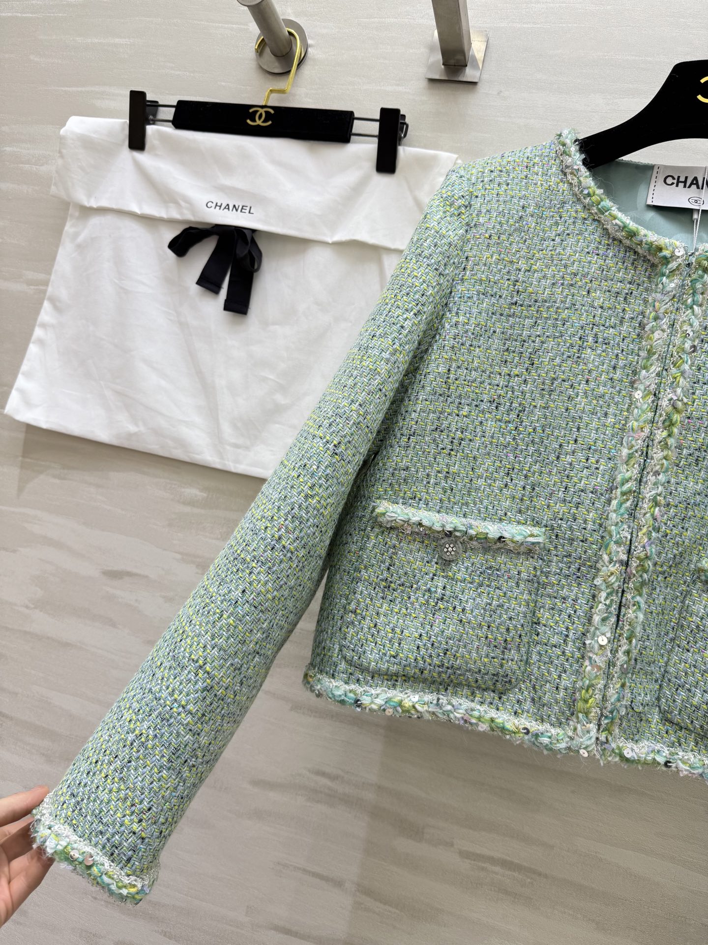 #Chane♡²⁵秋冬新款 软花呢外套 独家定制编织花边 配色很高级 立体剪裁版型挺括有型 内里采用了真