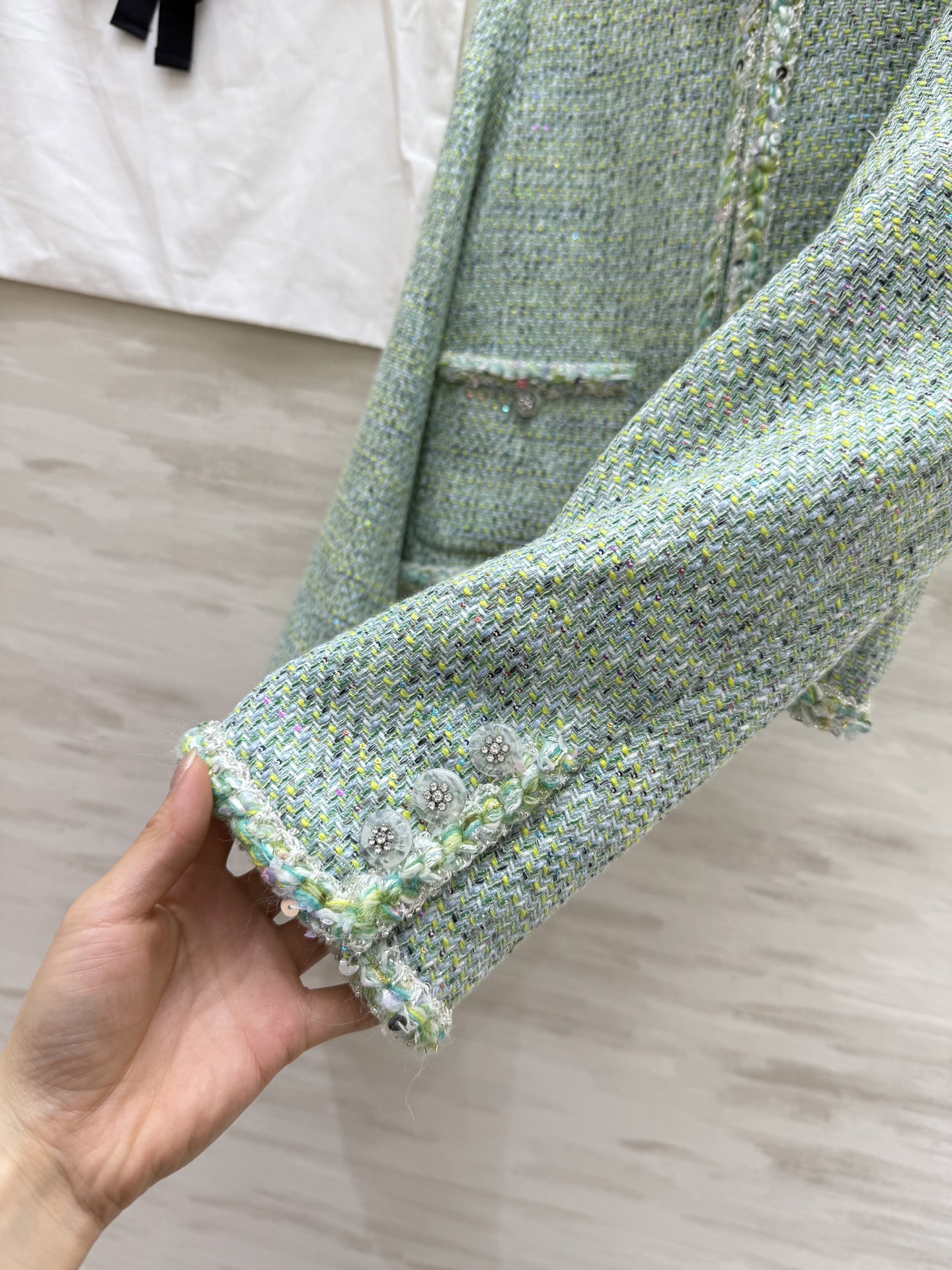 #Chane♡²⁵秋冬新款 软花呢外套 独家定制编织花边 配色很高级 立体剪裁版型挺括有型 内里采用了真