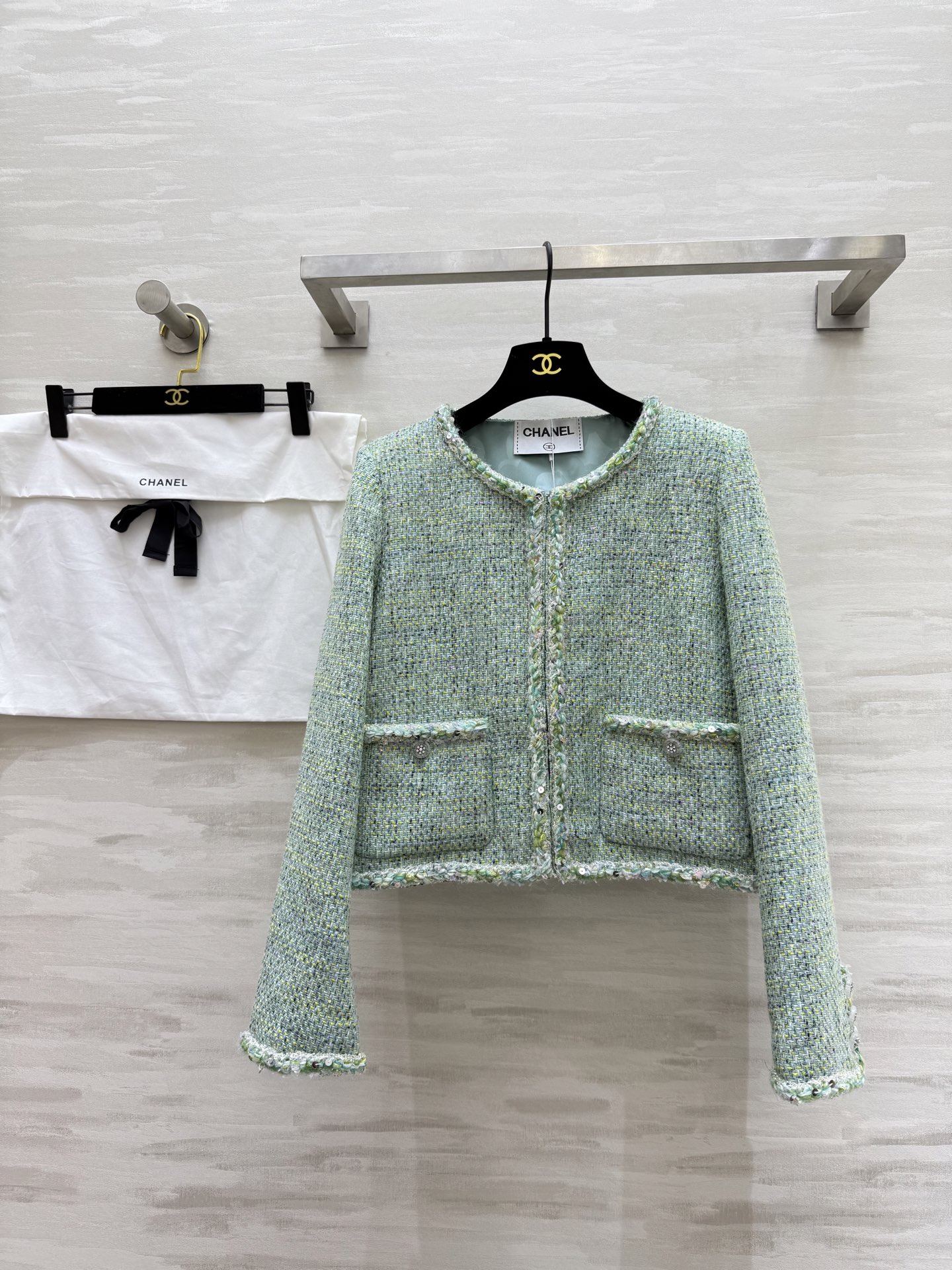 NO:470040,#Chane autumn and winter new style soft tweed jacket Exclusive custom woven lace The color scheme is very high-end, the three-dimensional tailoring is crisp and stylish, the inner lining is made of silk camellia, full of luxury and high-quality customization Spot size36/38/40 (36 size shoulder width 36, bust 98, and length 46), Chanel, jackets & coats, real silk, alexander wang19860909#Chane秋冬新款 软花呢外套 独家定制编织花边 配色很高级 立体剪裁版型挺括有型 内里采用了真丝山茶花里衬 奢华高级感满满 高品质定制 现货首发size36/38/40（36码肩宽36,胸围98,衣长46）,,chanel,jackets & coats,real silk,alexander wang,Women's clothing